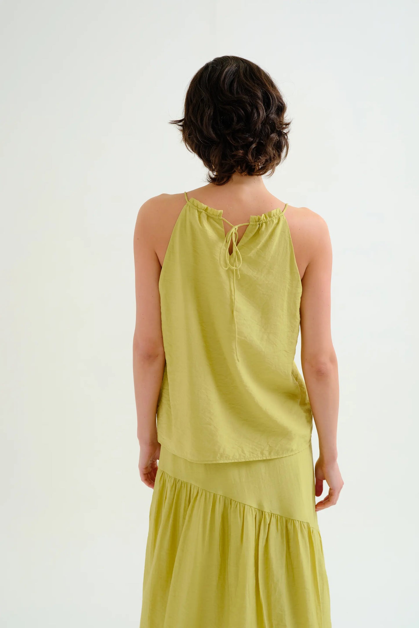 Top verde con scollo all'americana