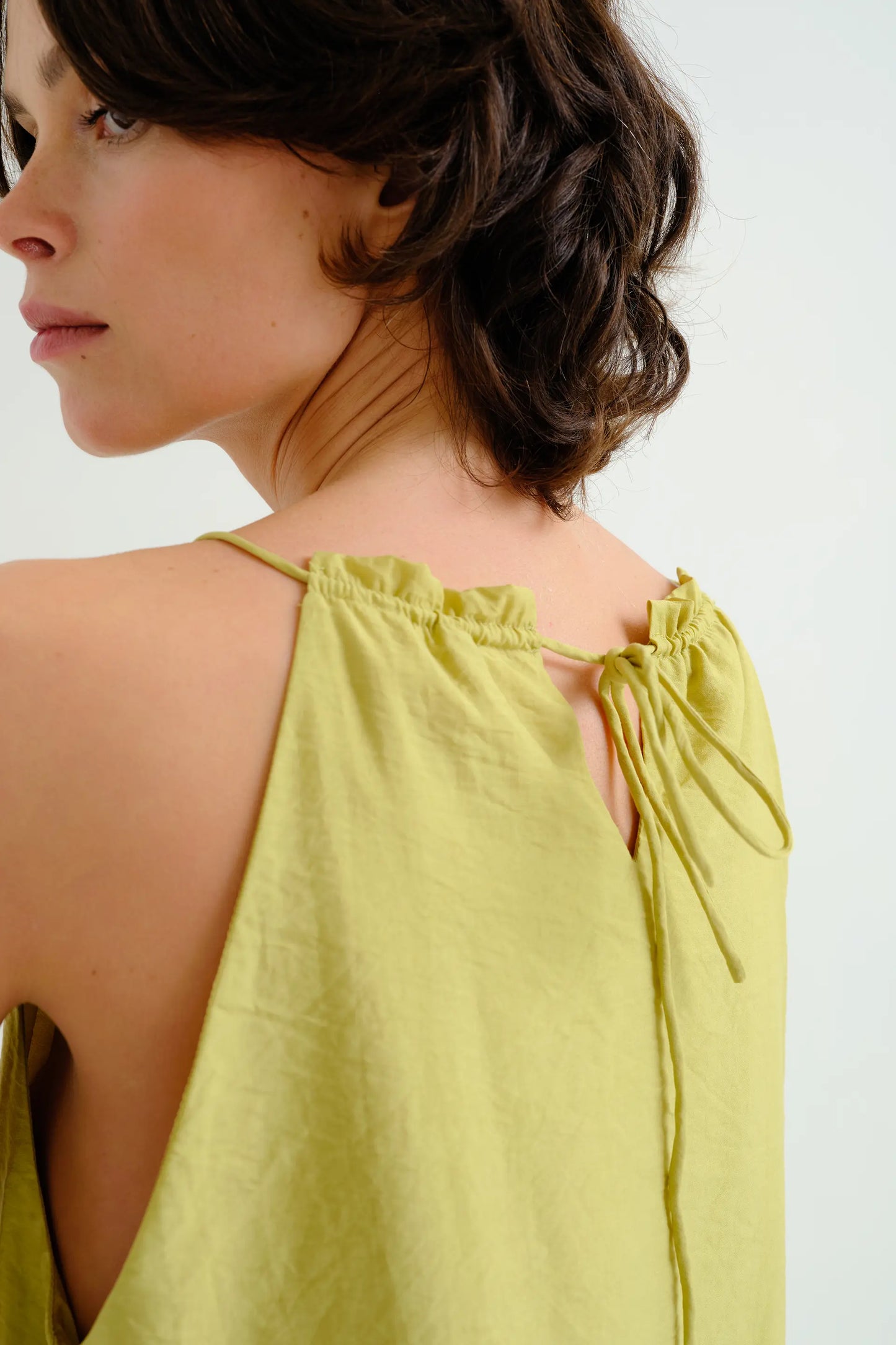Top verde con scollo all'americana