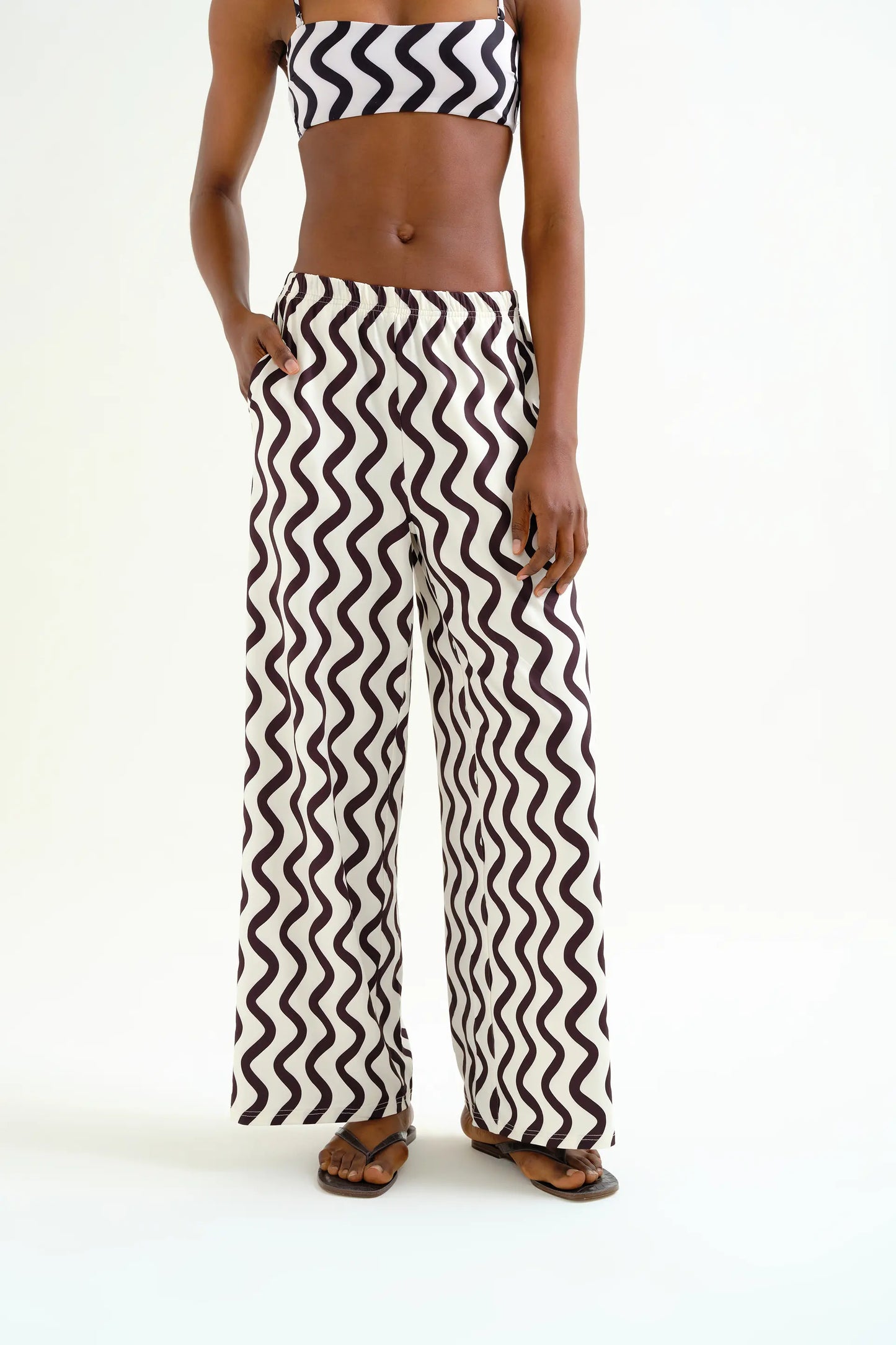 Pantaloni con stampa a onde in bianco e nero