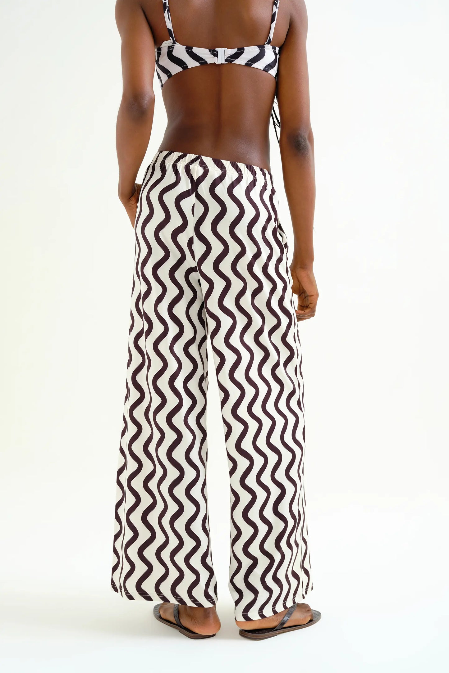 Pantaloni con stampa a onde in bianco e nero