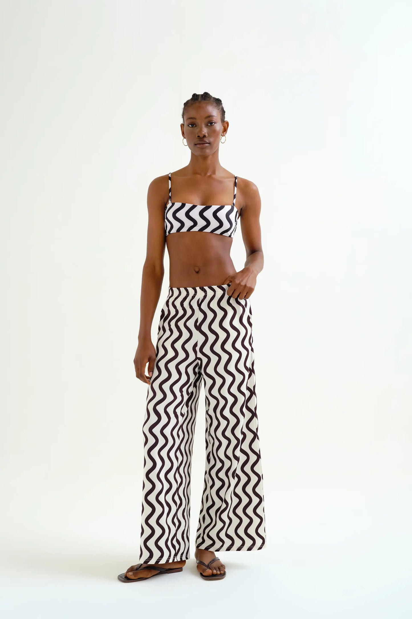 Pantaloni con stampa a onde in bianco e nero