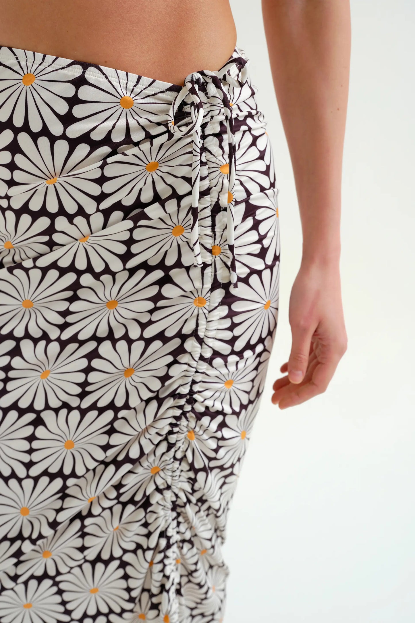 Falda midi con estampado Olive Flower Black