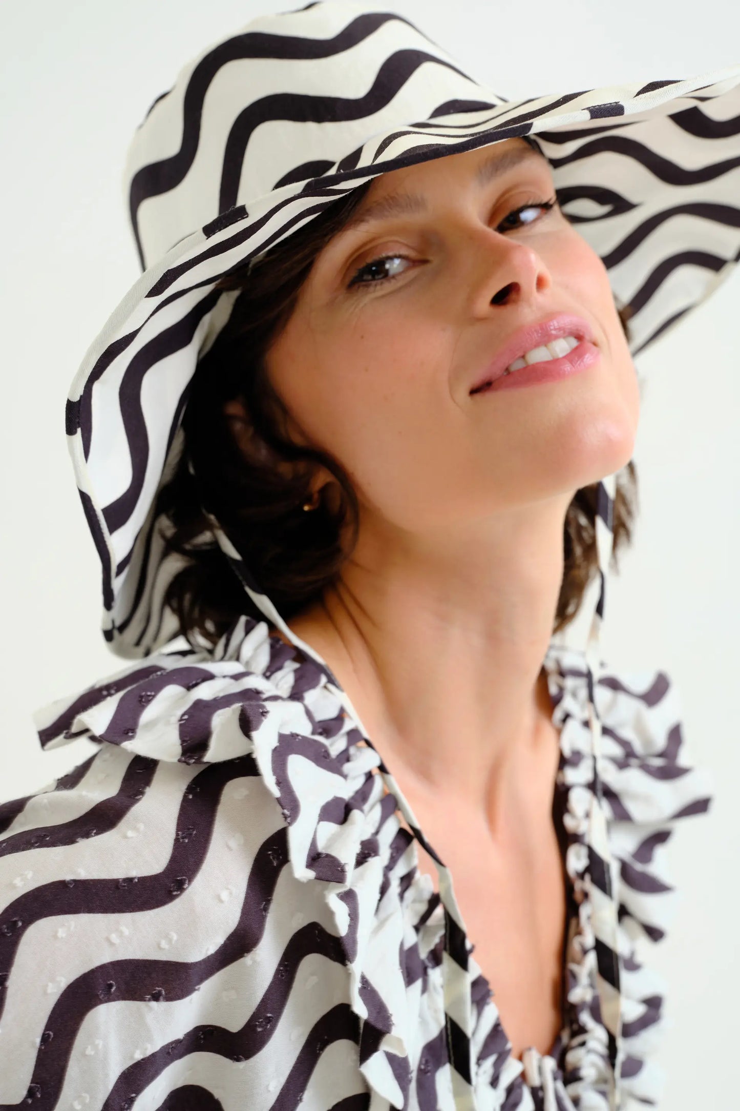 Sombrero con estampado Wave Black & White