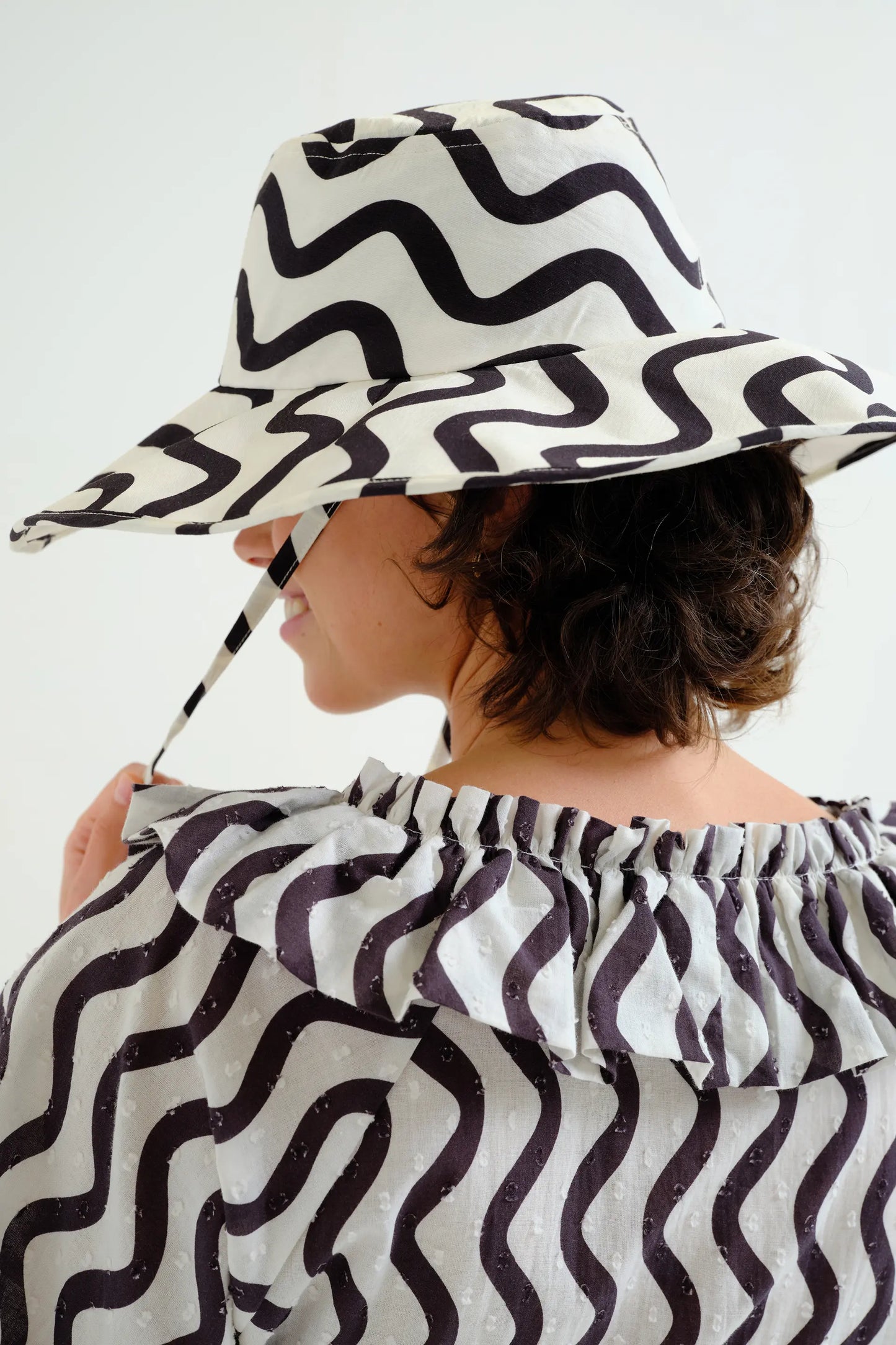 Sombrero con estampado Wave Black & White