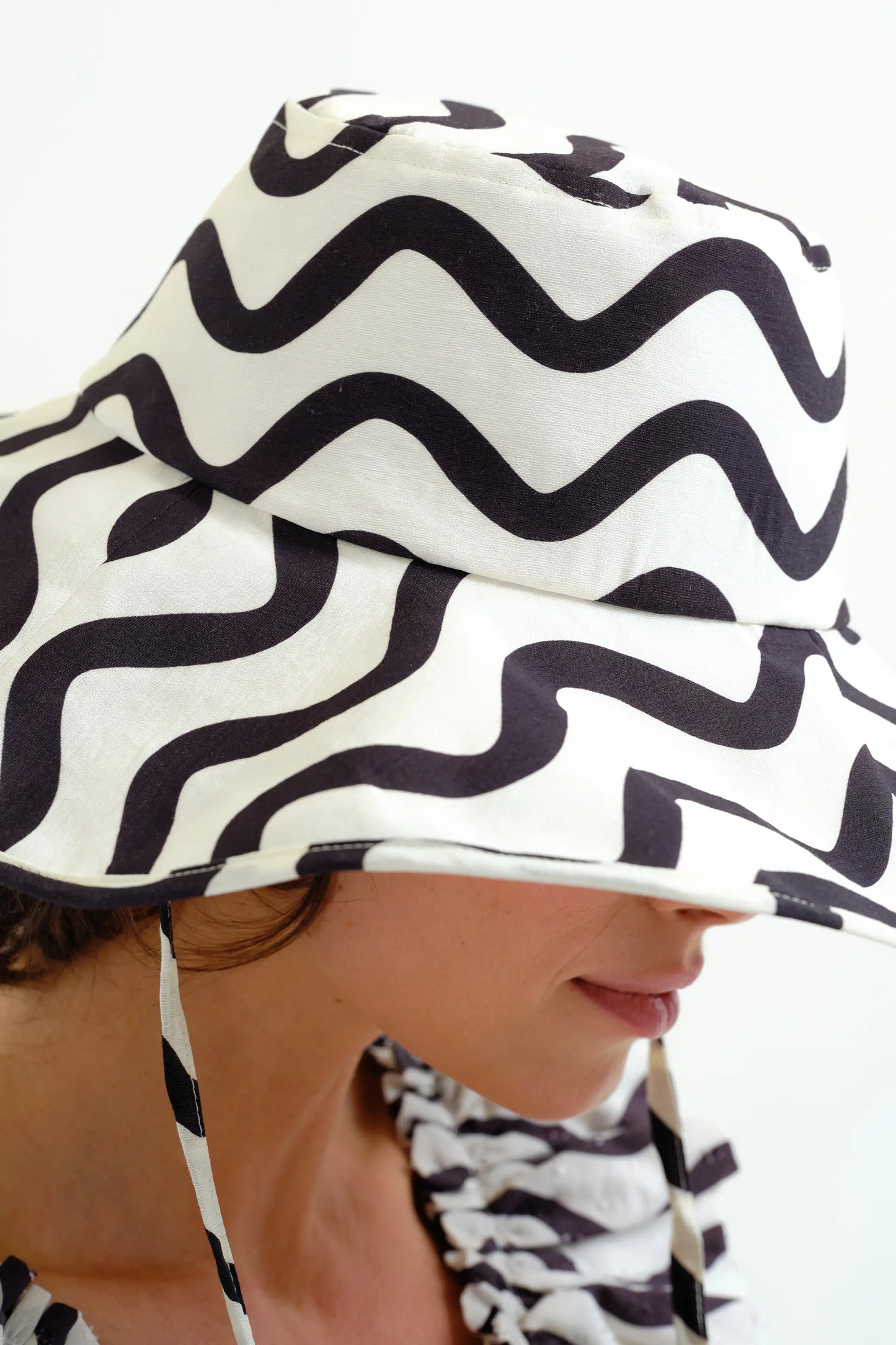Sombrero con estampado Wave Black & White
