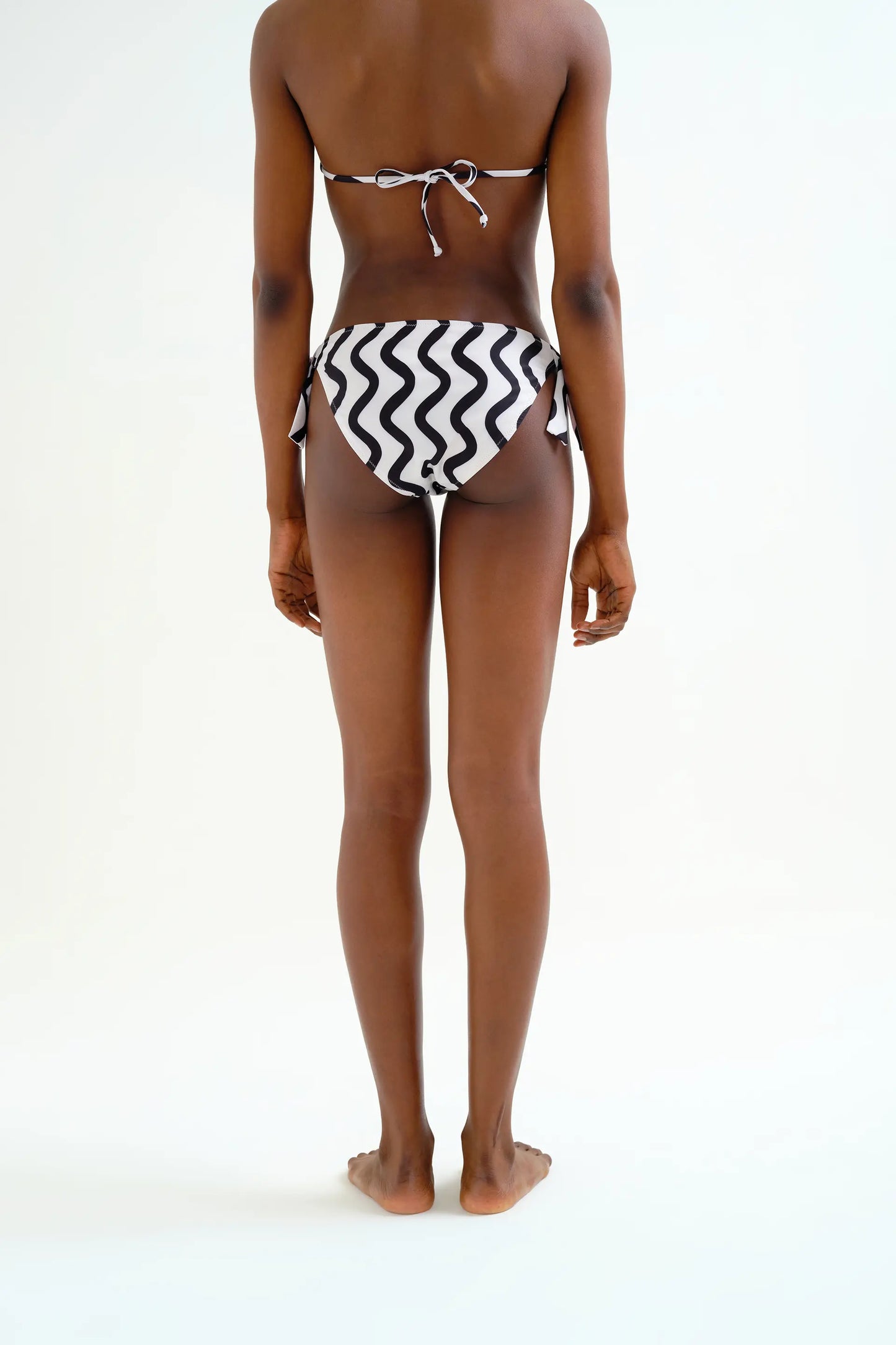 Slip bikini con stampa a onde in bianco e nero
