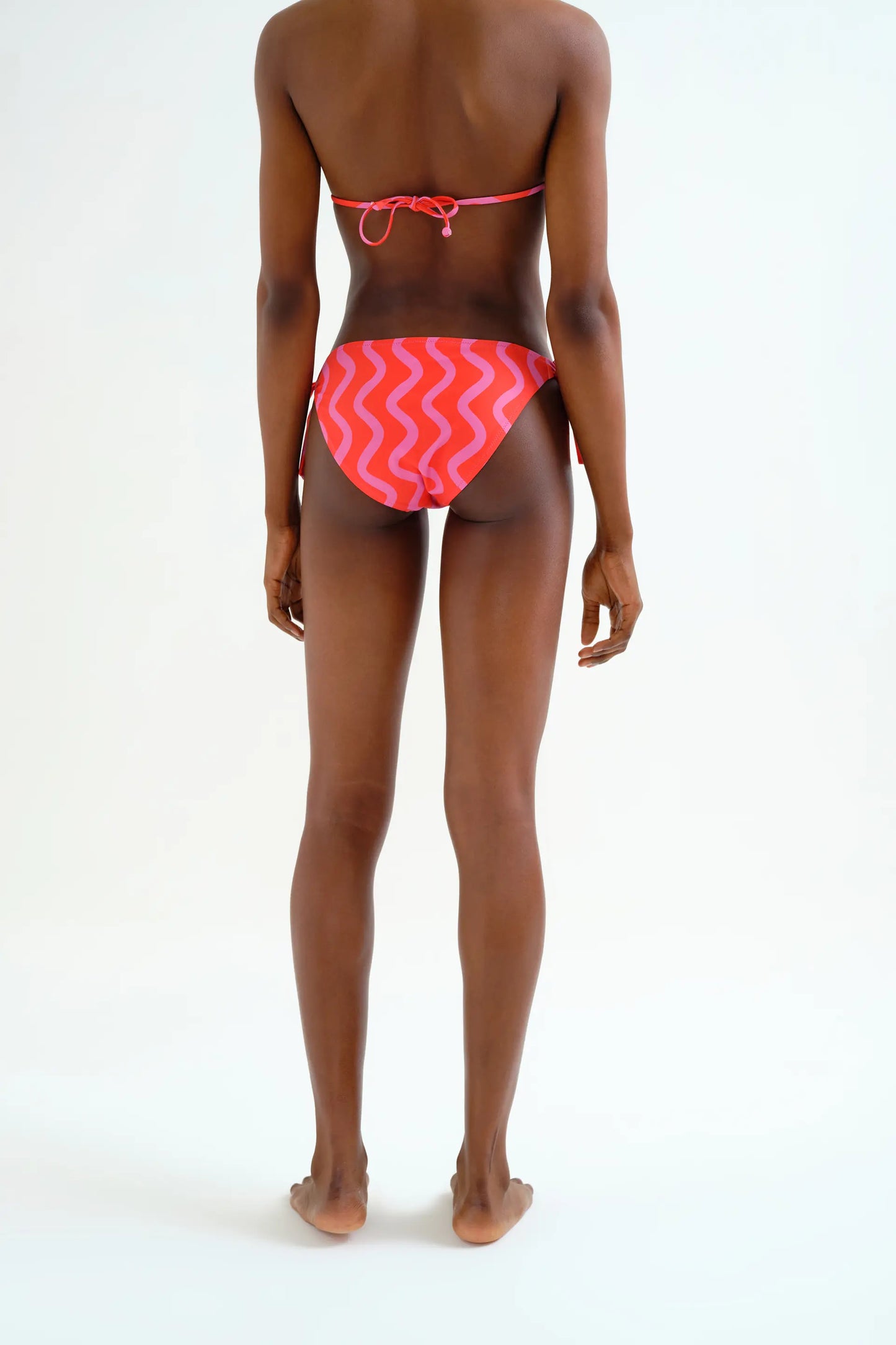 Slip bikini con stampa a onde rosse e rosa