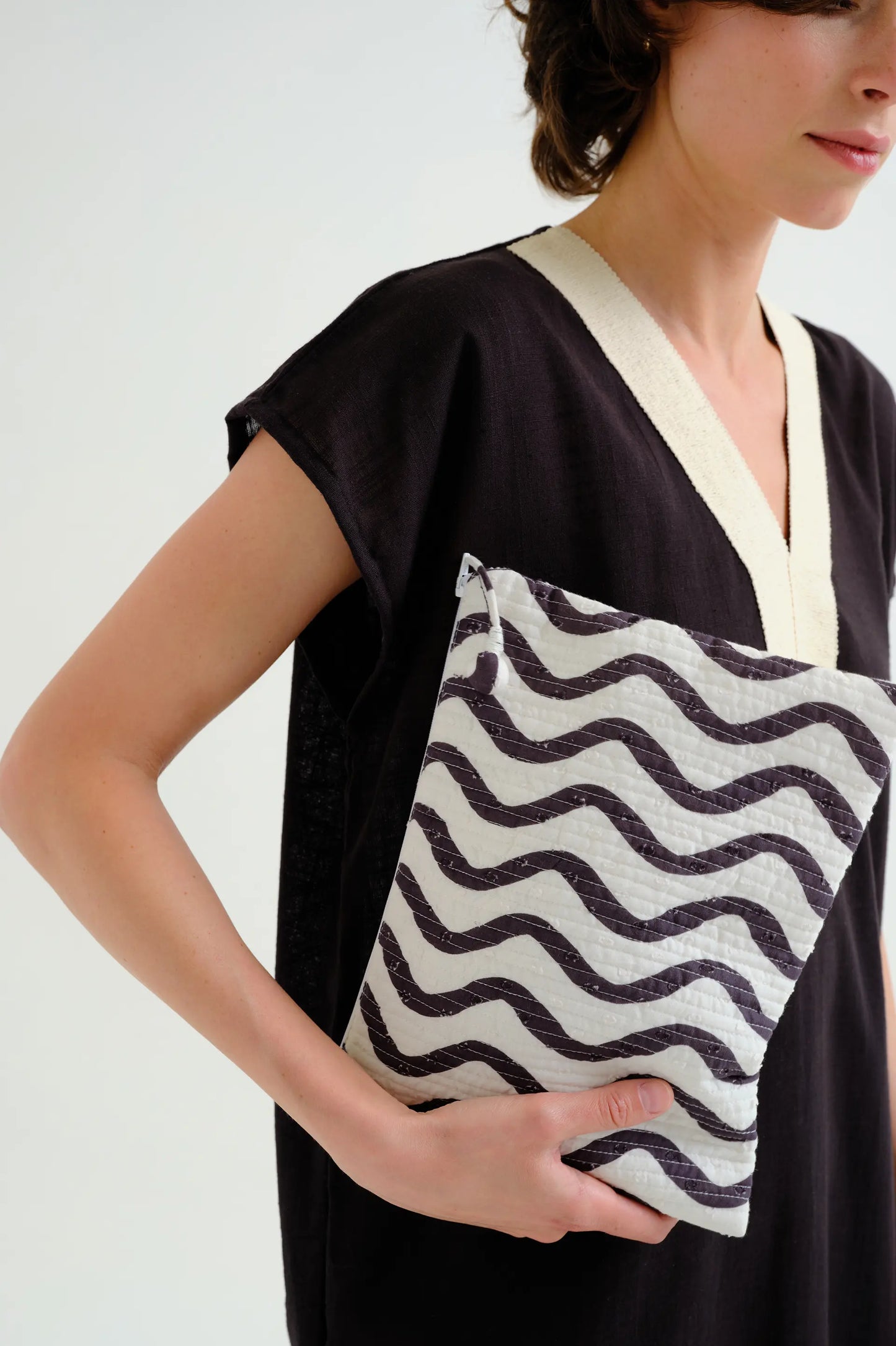Borsa con stampa a onde in bianco e nero