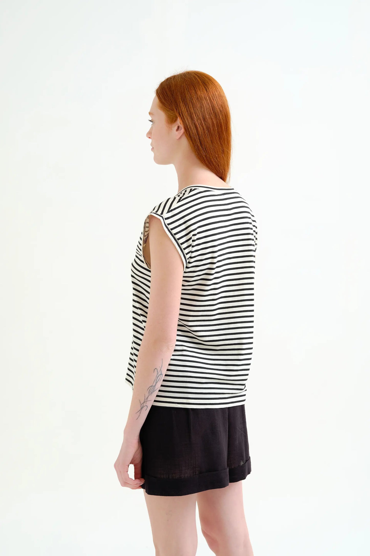 Camiseta sin mangas con estampado de rayas blanco y negro