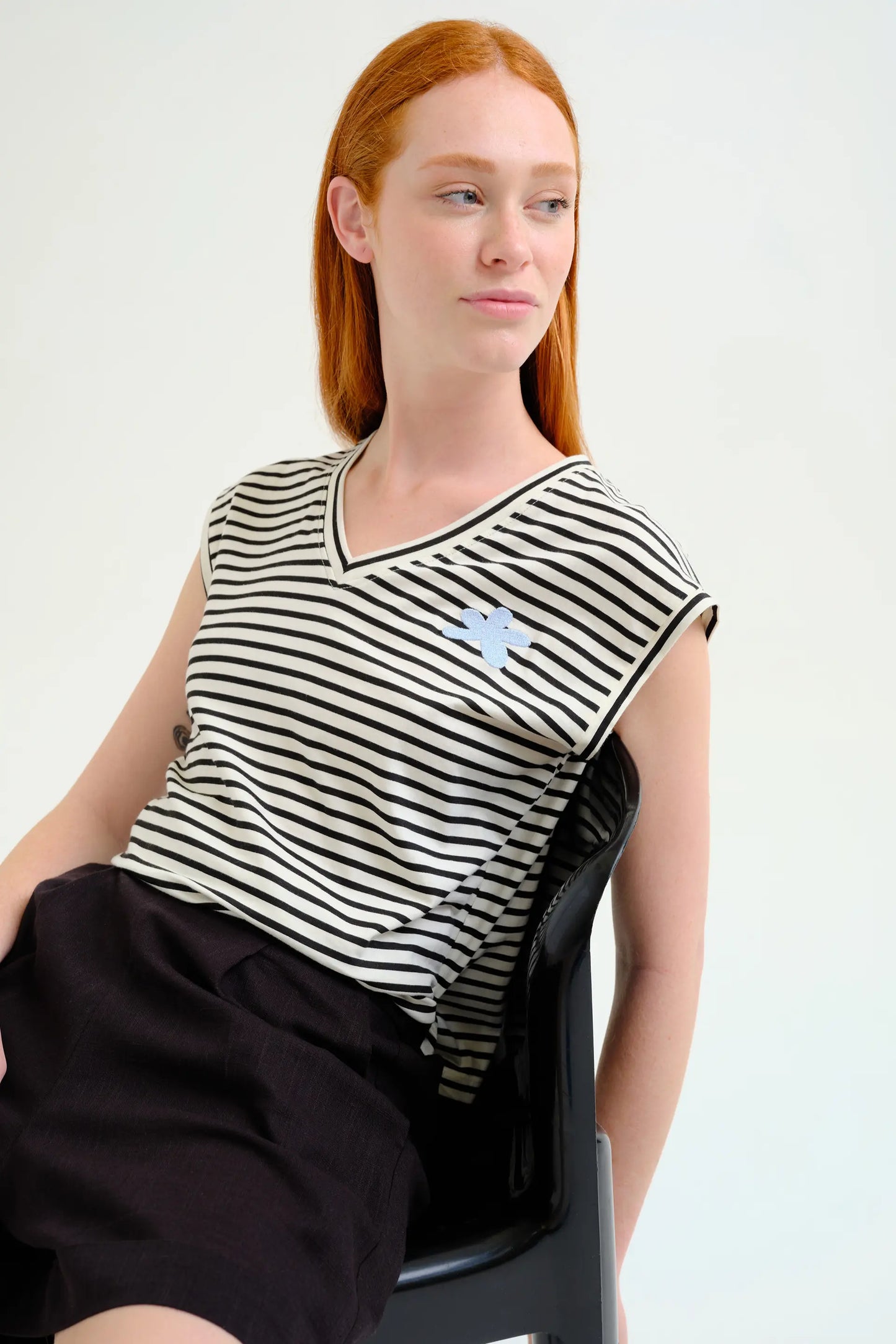 Camiseta sin mangas con estampado de rayas blanco y negro