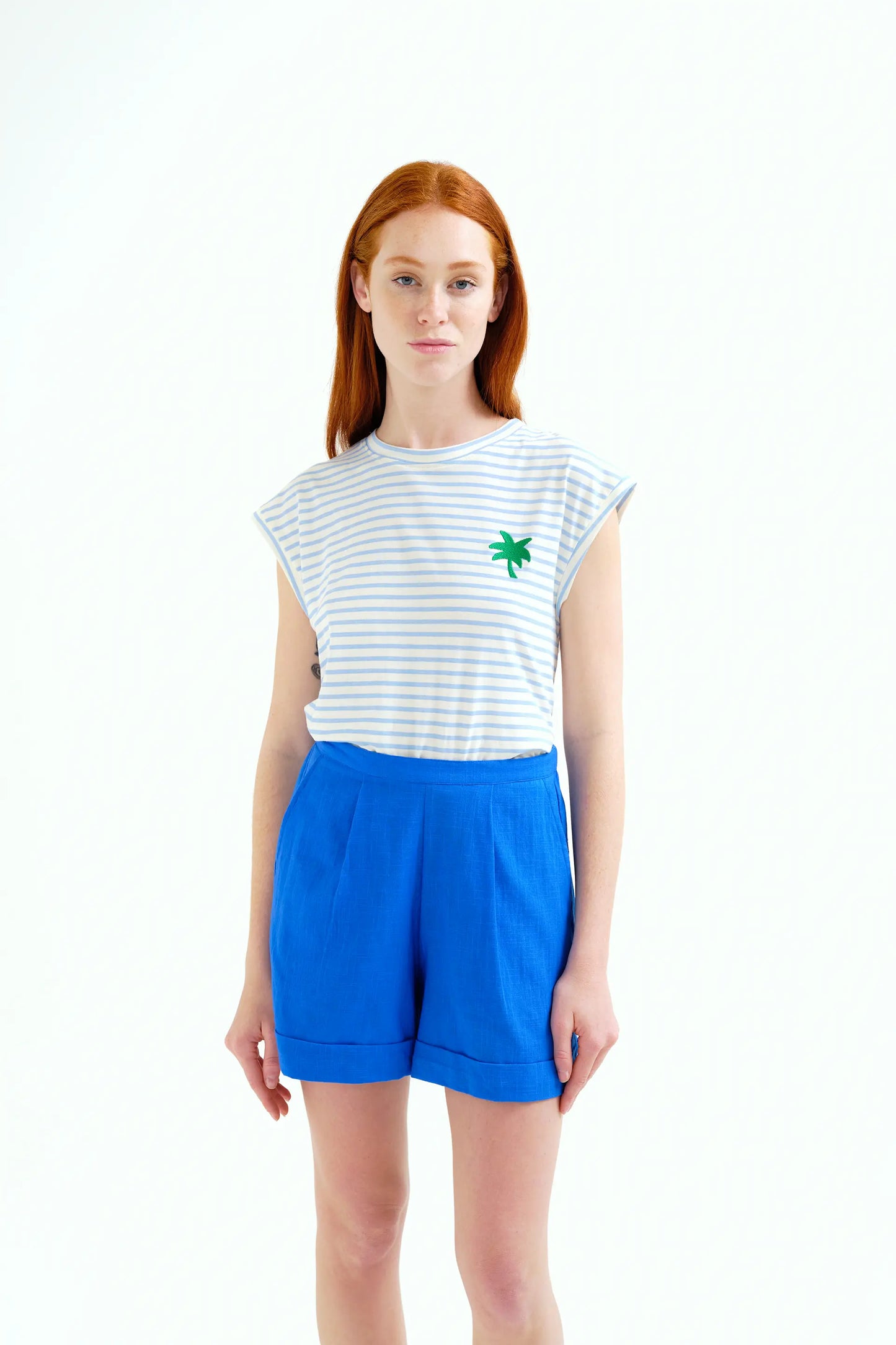 Camiseta con estampado de rayas blanco y azul