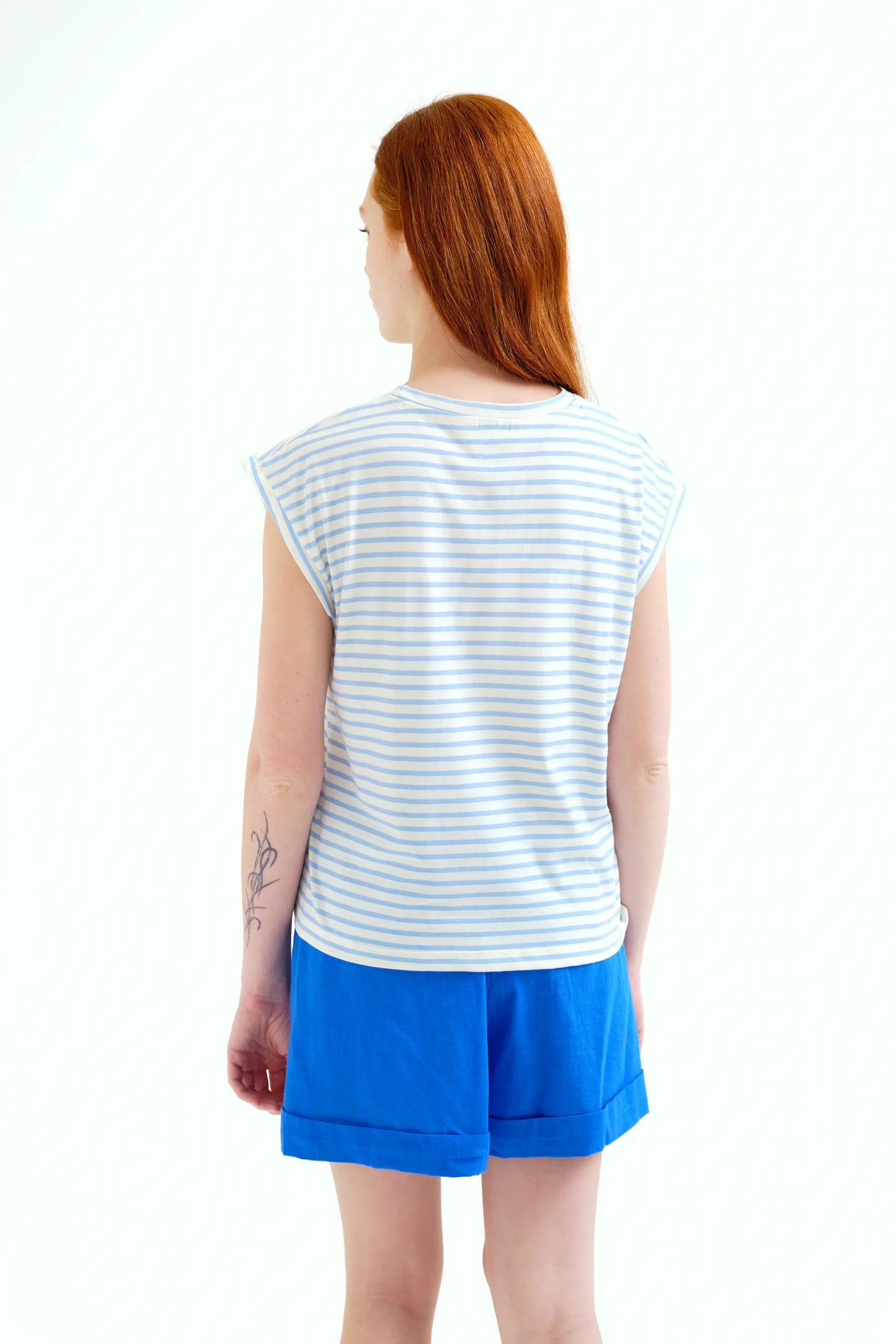 Camiseta con estampado de rayas blanco y azul