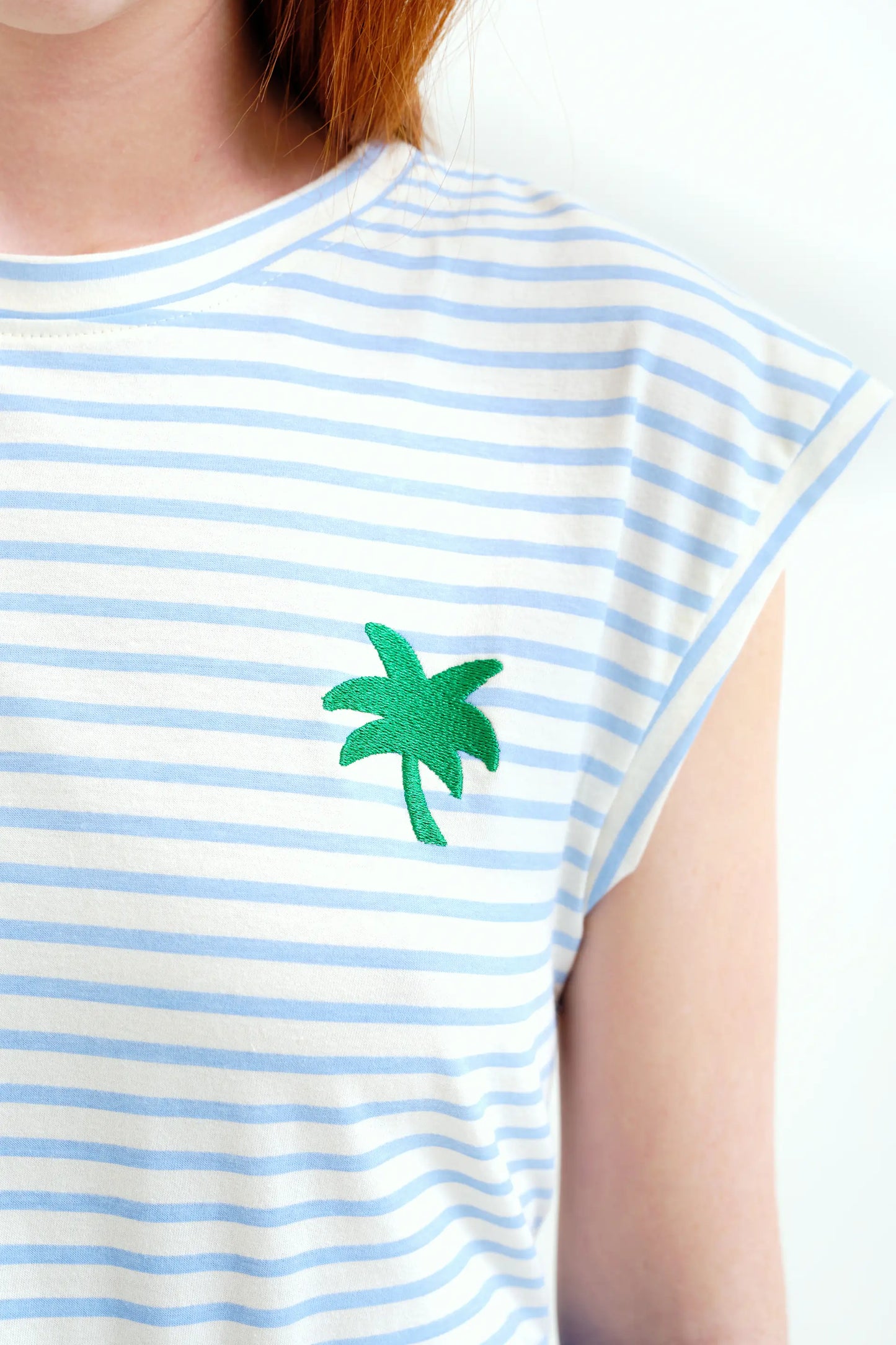 Camiseta con estampado de rayas blanco y azul
