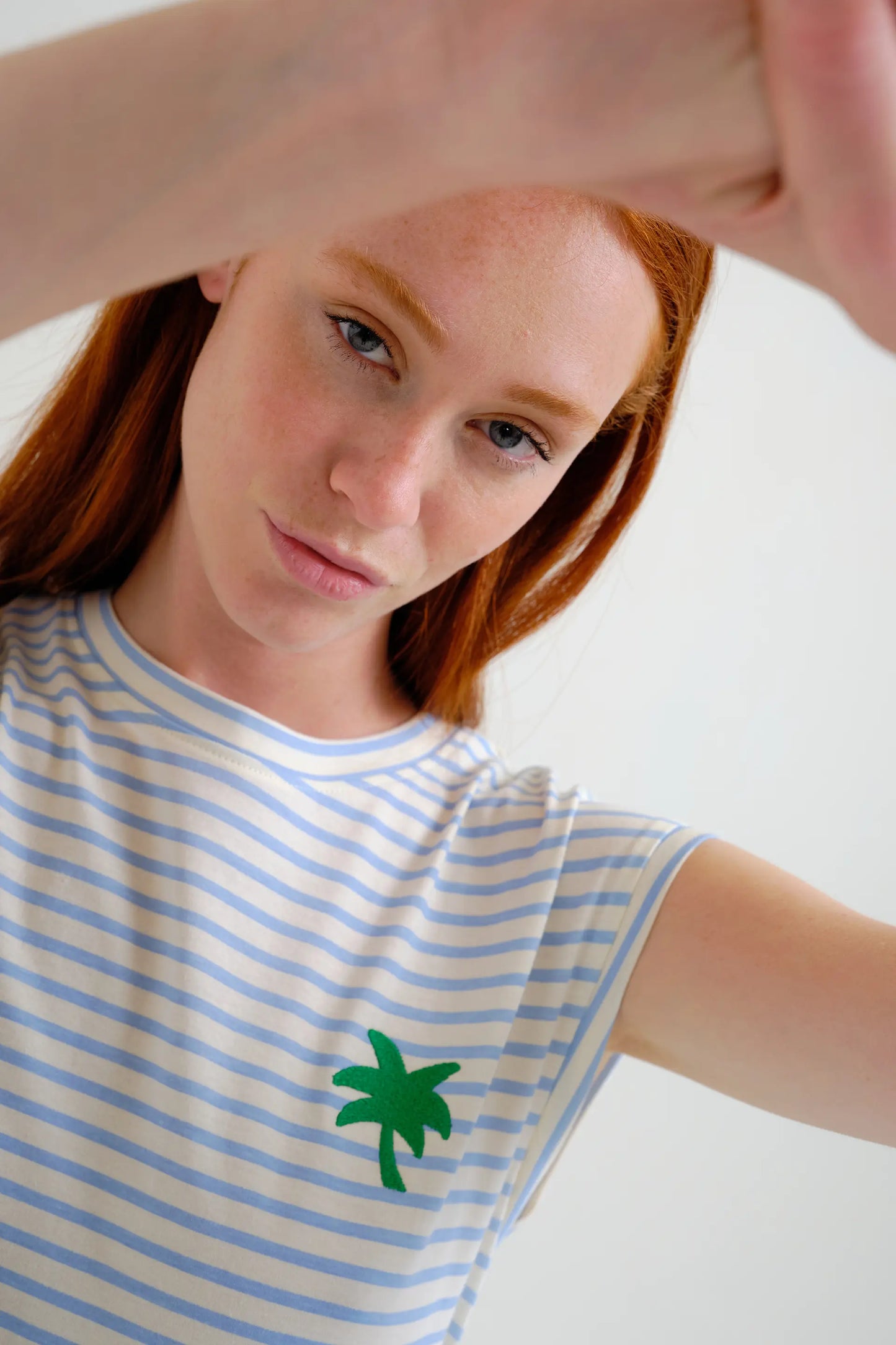Camiseta con estampado de rayas blanco y azul