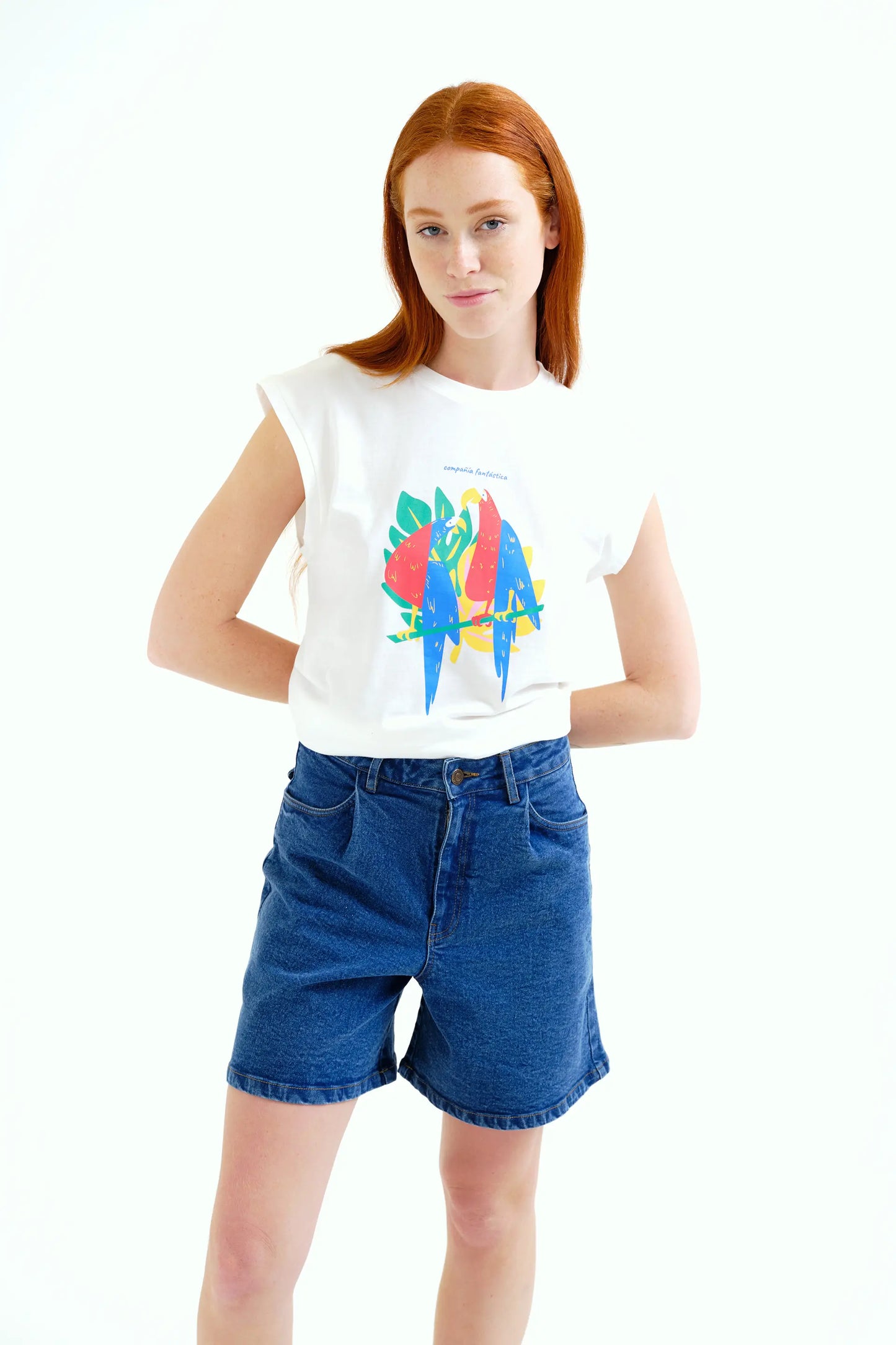 T-shirt with macaw print "Fantastic Company"
