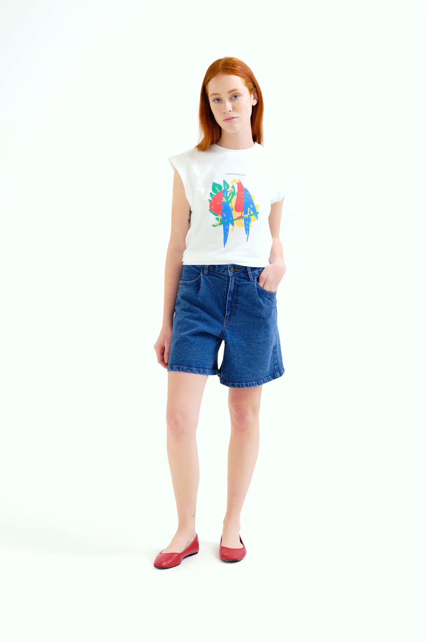 T-shirt with macaw print "Fantastic Company"