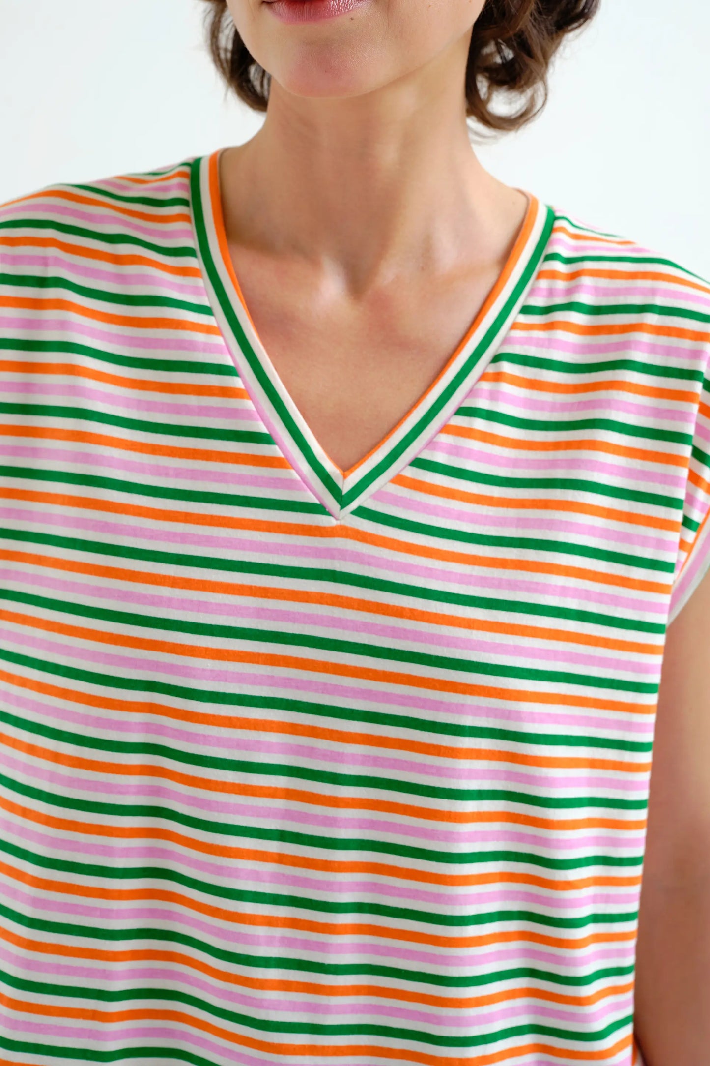 T-shirt con speciale stampa a righe multicolori