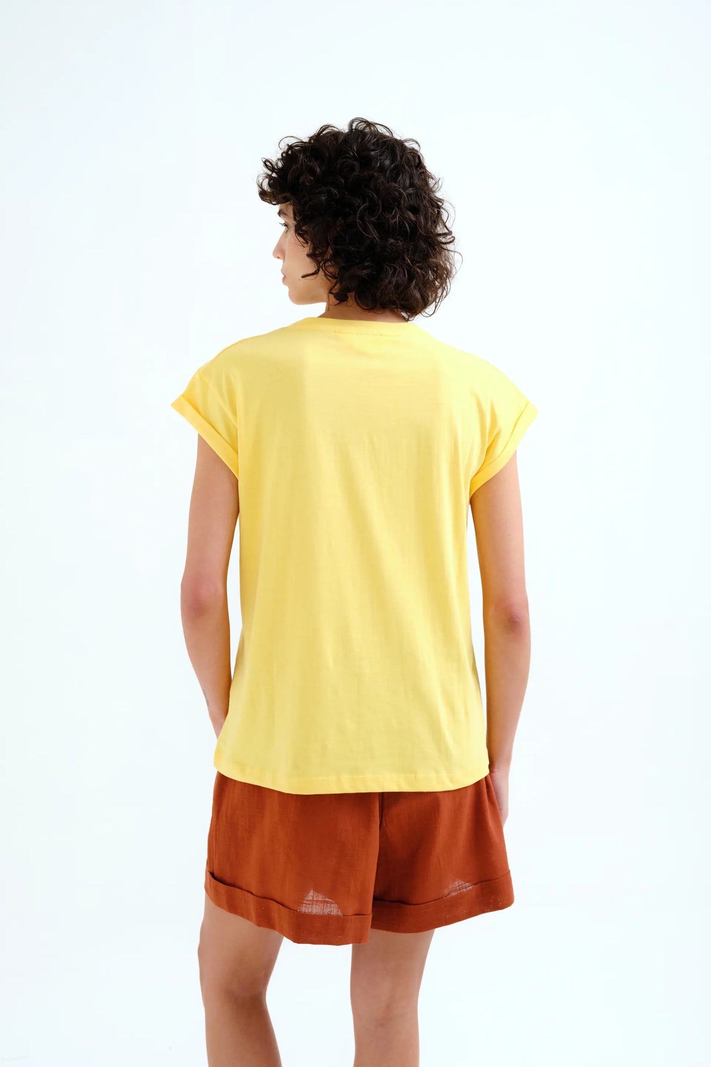 Camiseta con bordado de naranja