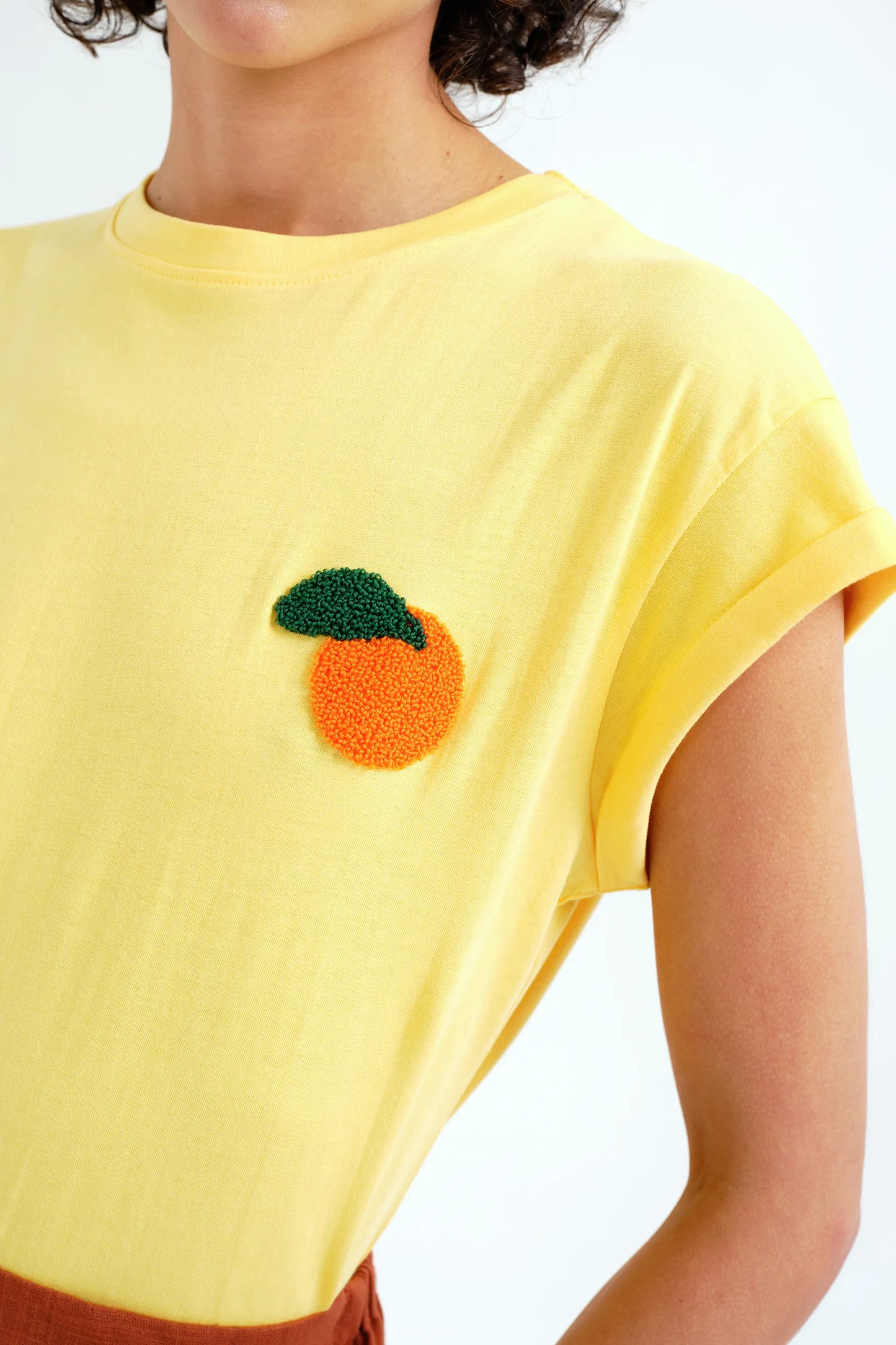 Camiseta con bordado de naranja