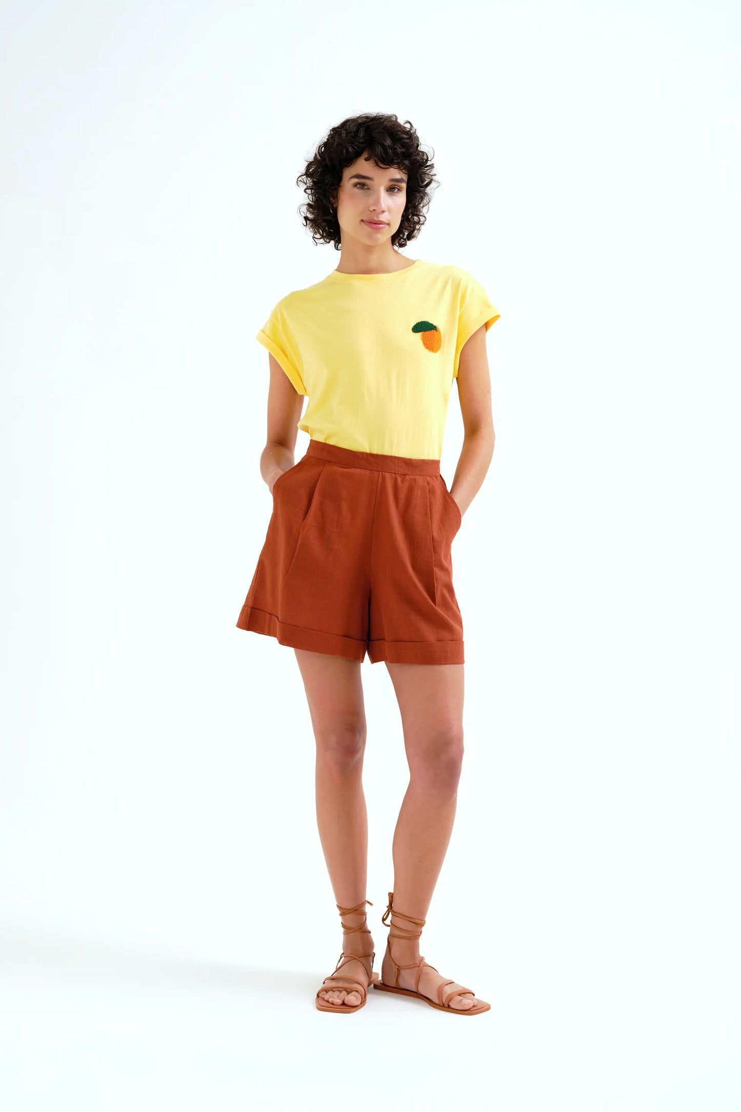 Camiseta con bordado de naranja
