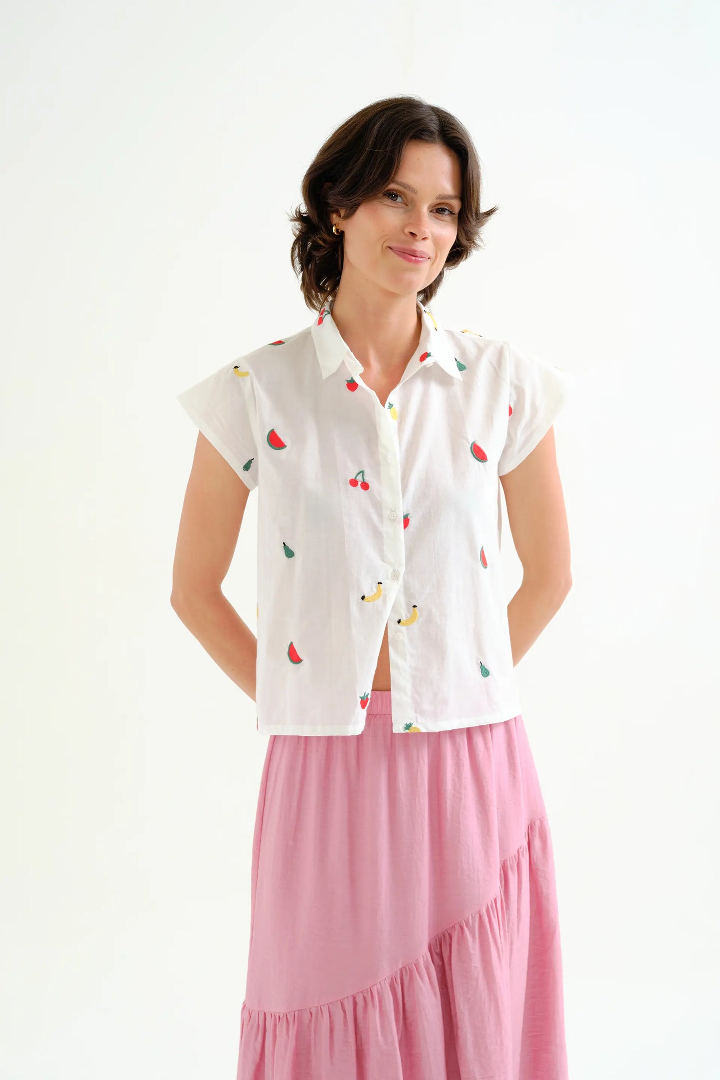 Camisa blanca 100% algodón con bordado de Ensalada de frutas