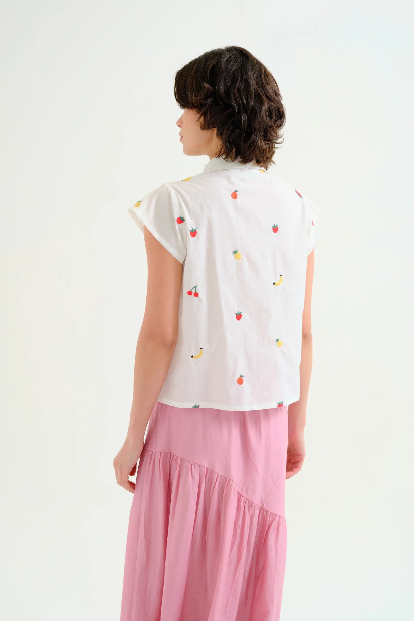 Camisa blanca 100% algodón con bordado de Ensalada de frutas