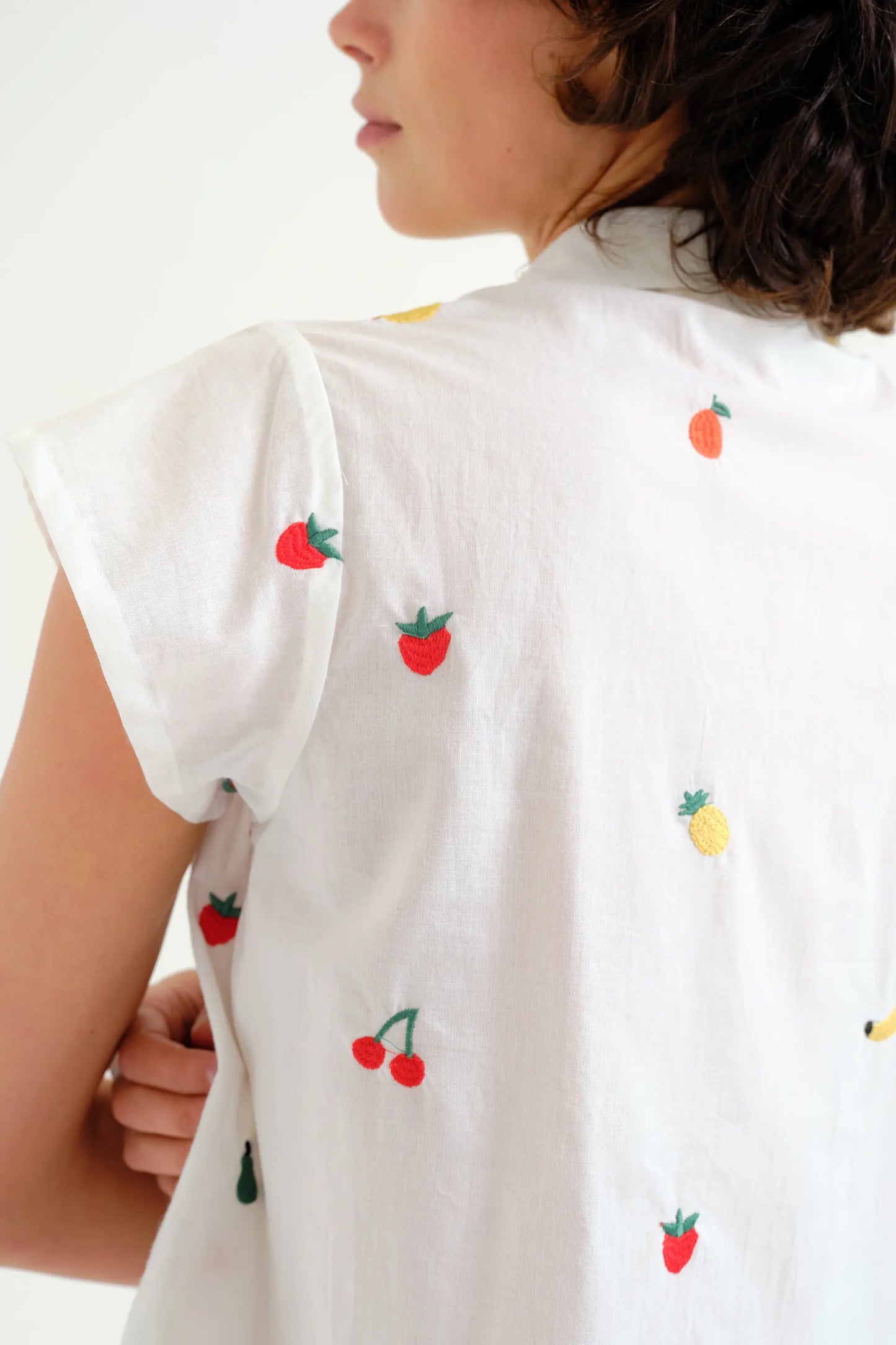 Camisa blanca 100% algodón con bordado de Ensalada de frutas