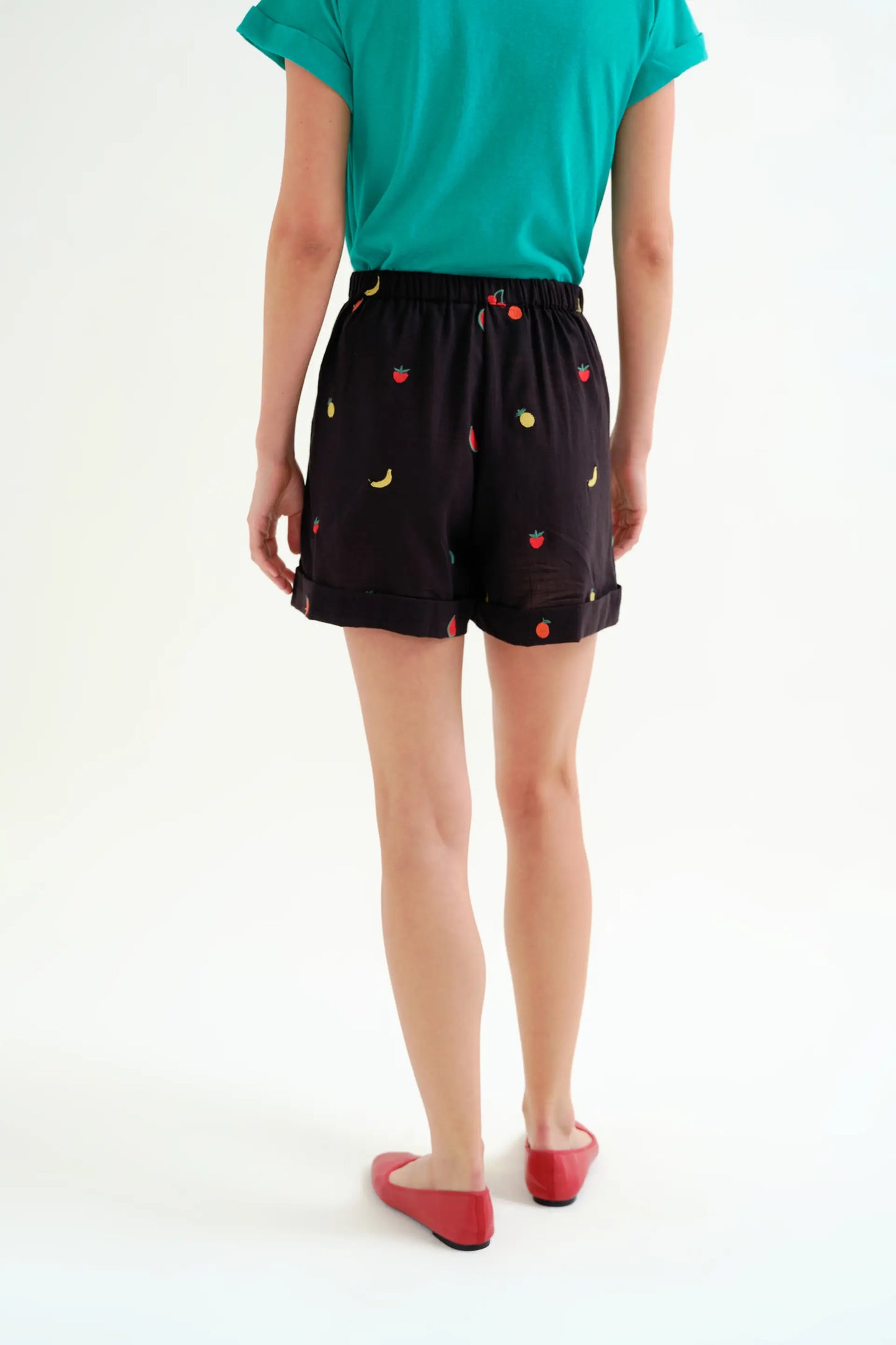 Shorts 100% algodón negro con bordado de Ensalada de frutas