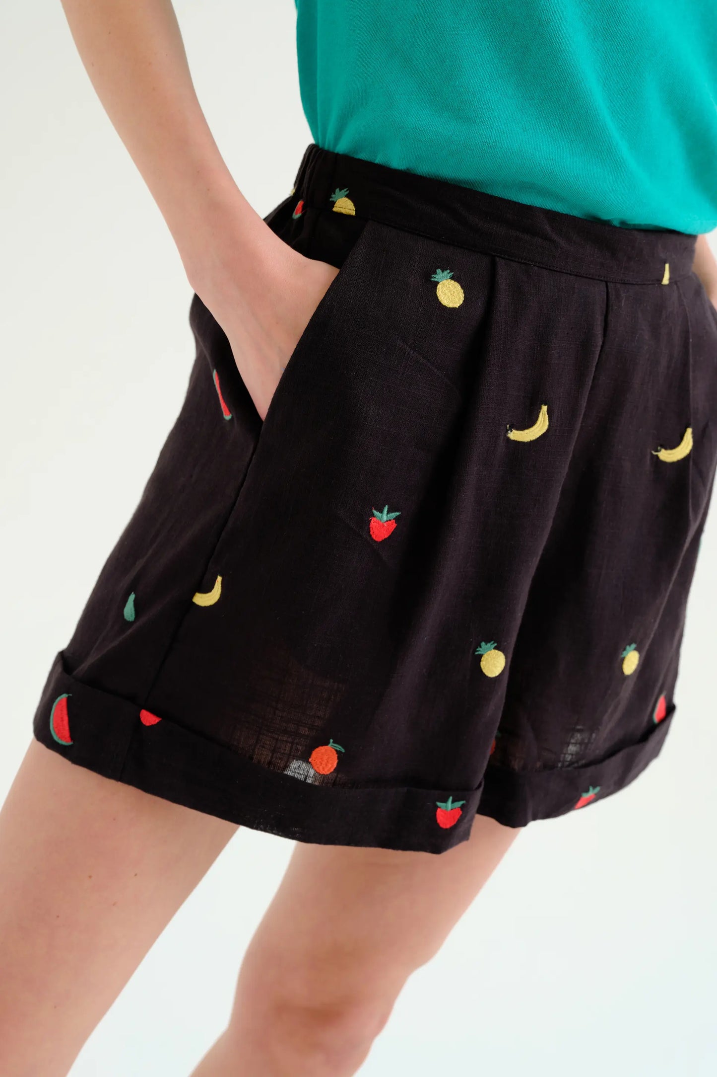 Shorts 100% algodón negro con bordado de Ensalada de frutas
