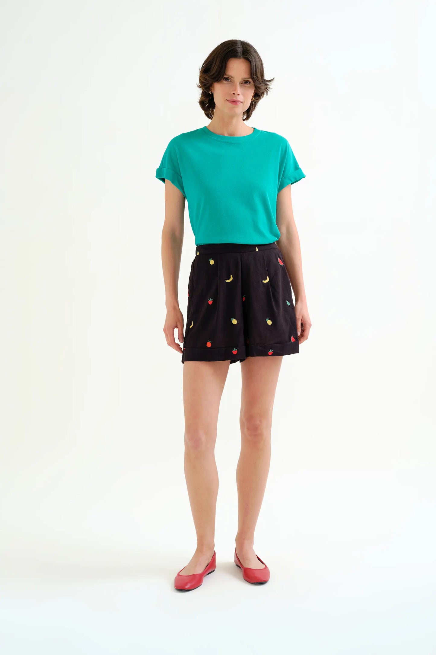 Shorts 100% algodón negro con bordado de Ensalada de frutas