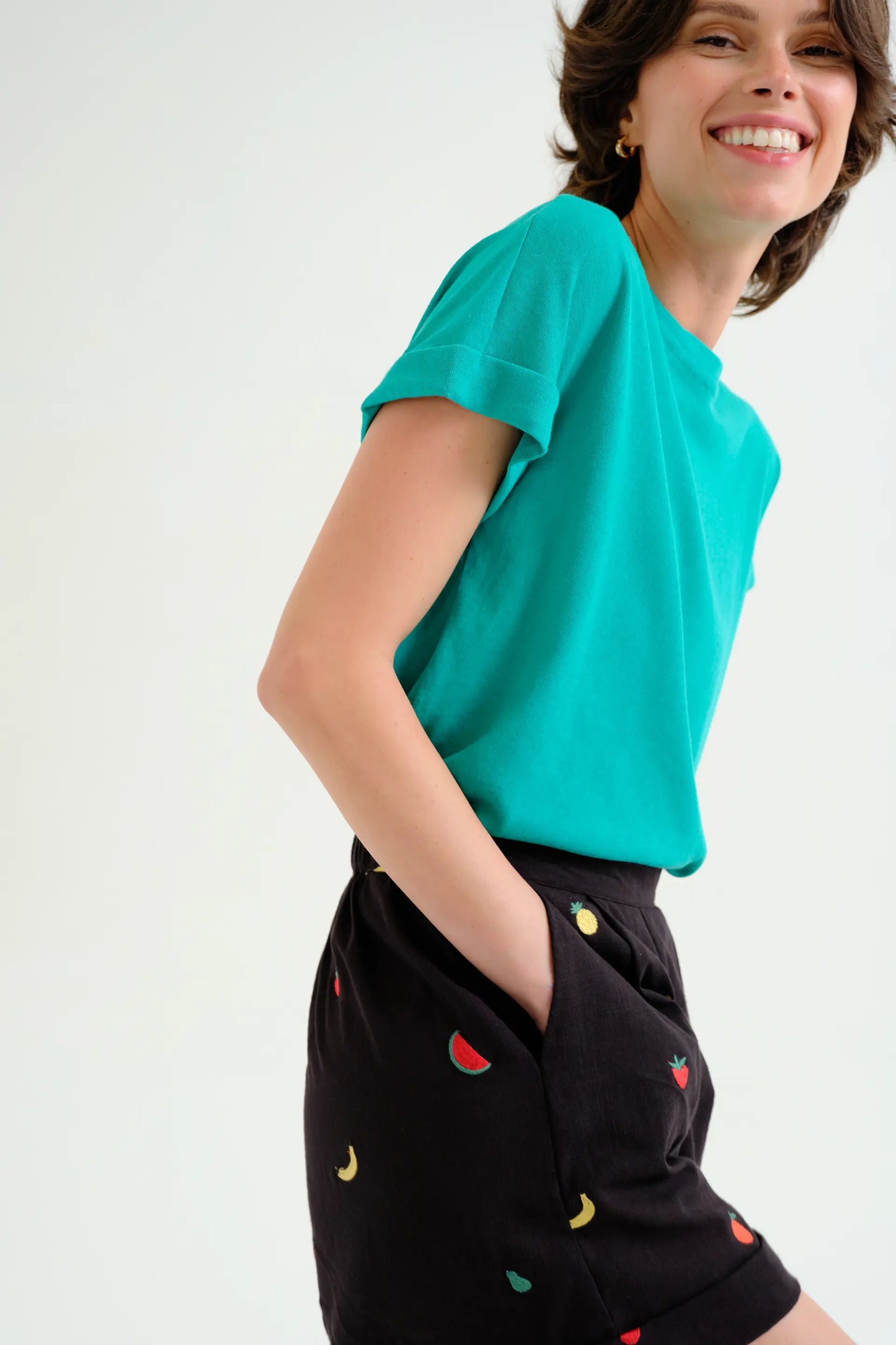 Shorts 100% algodón negro con bordado de Ensalada de frutas