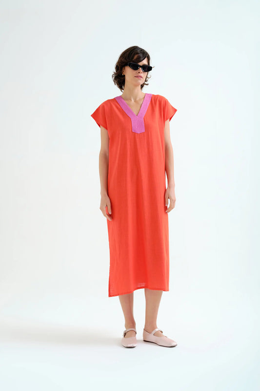 Kaftan largo naranja con escote rosa