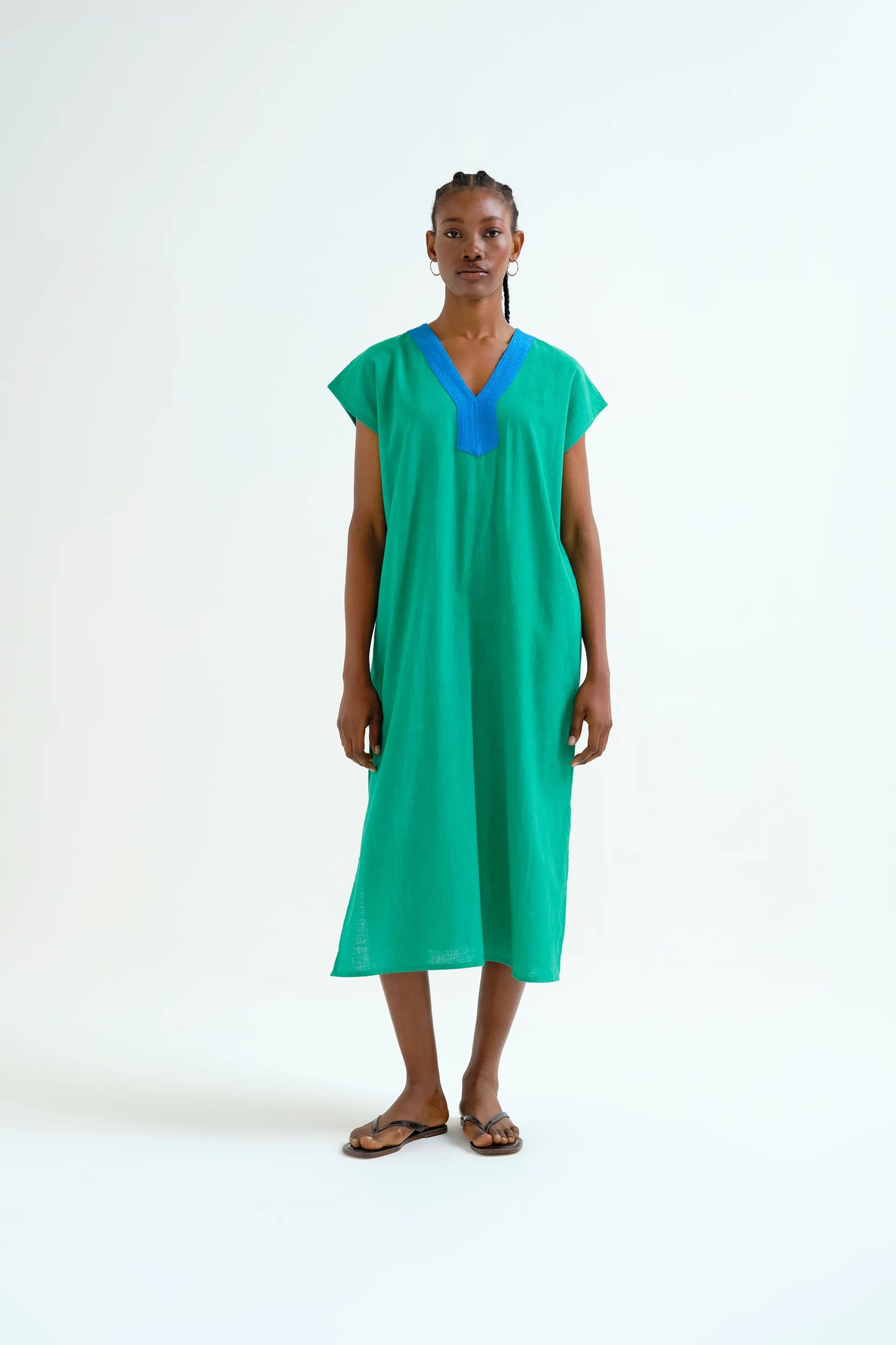Kaftan largo verde con escote azul