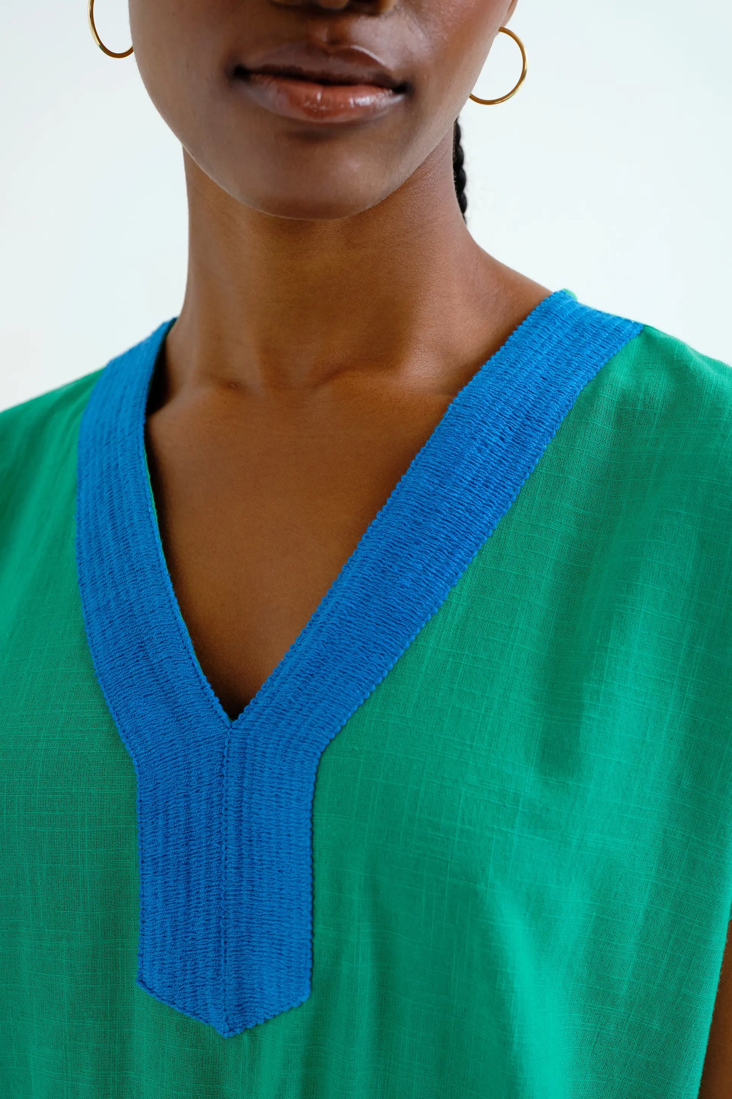 Kaftan largo verde con escote azul