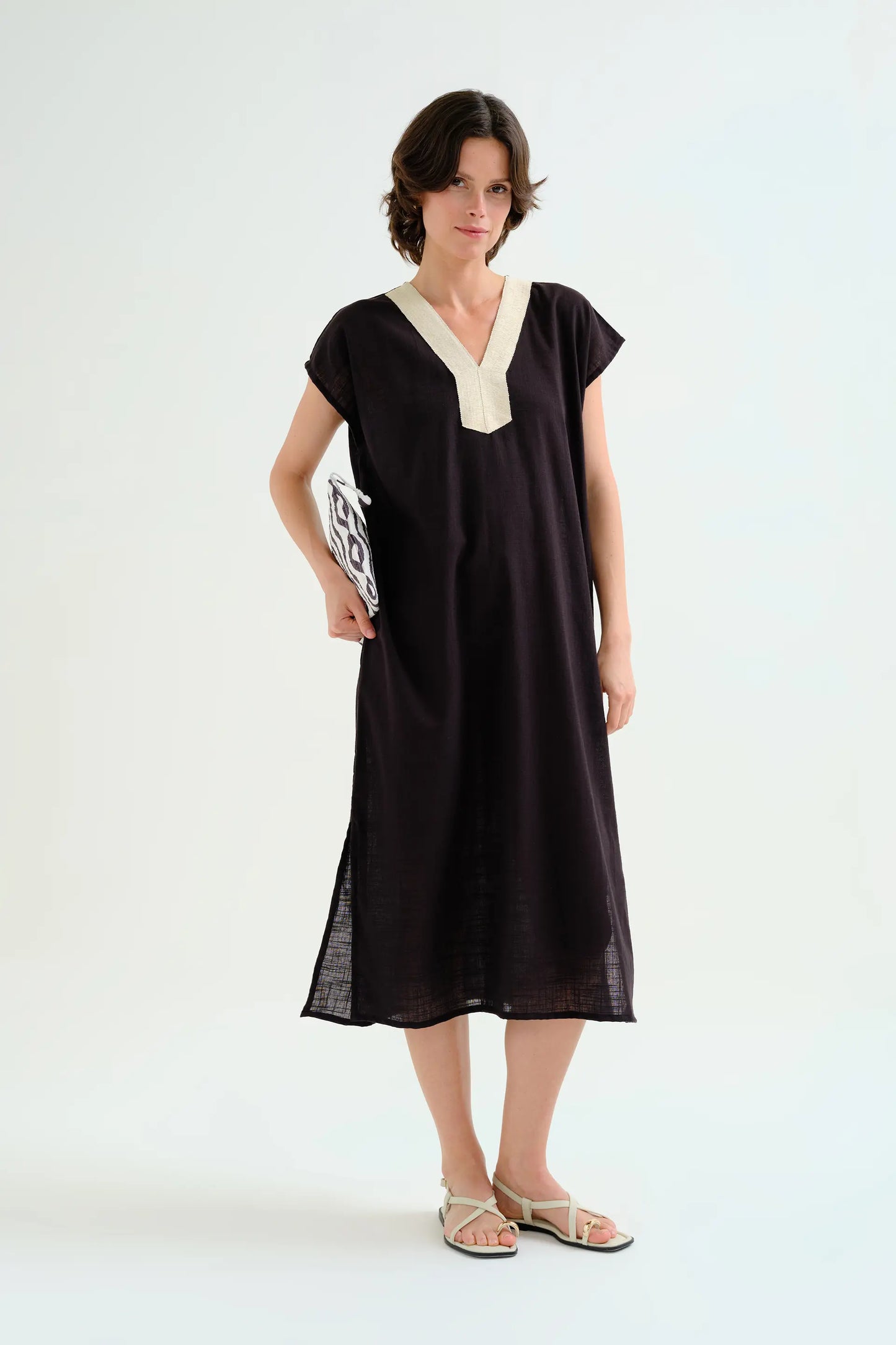 Kaftan largo negro con escote blanco