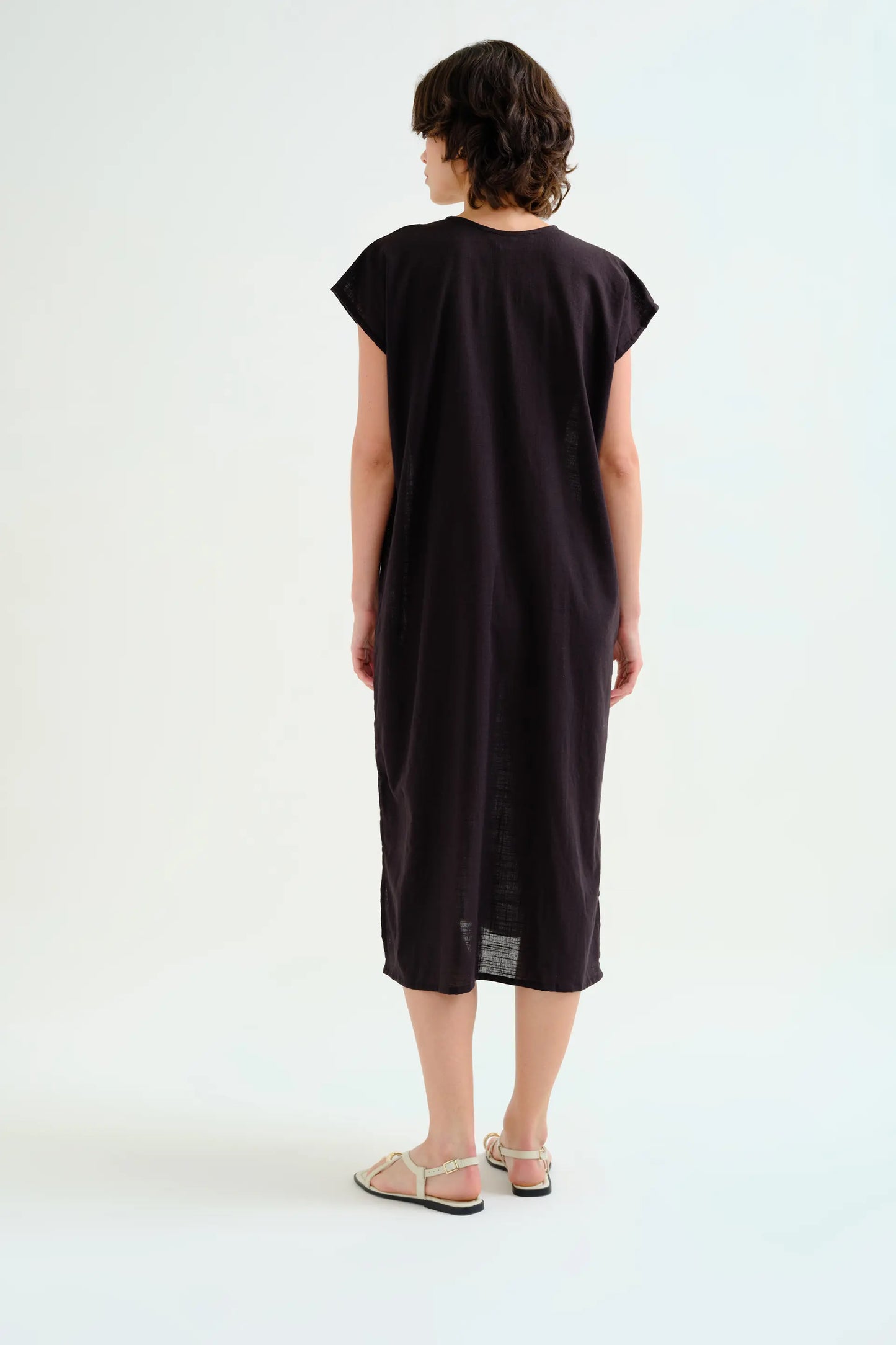 Kaftan largo negro con escote blanco
