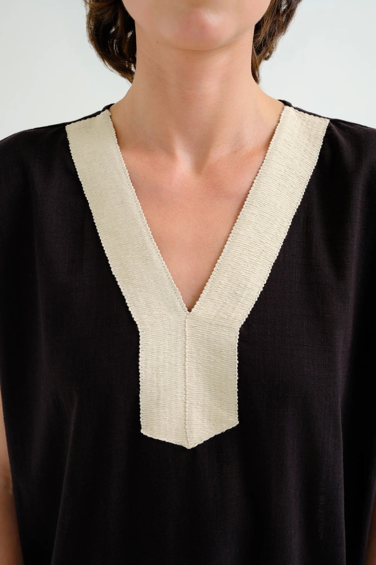 Kaftan largo negro con escote blanco
