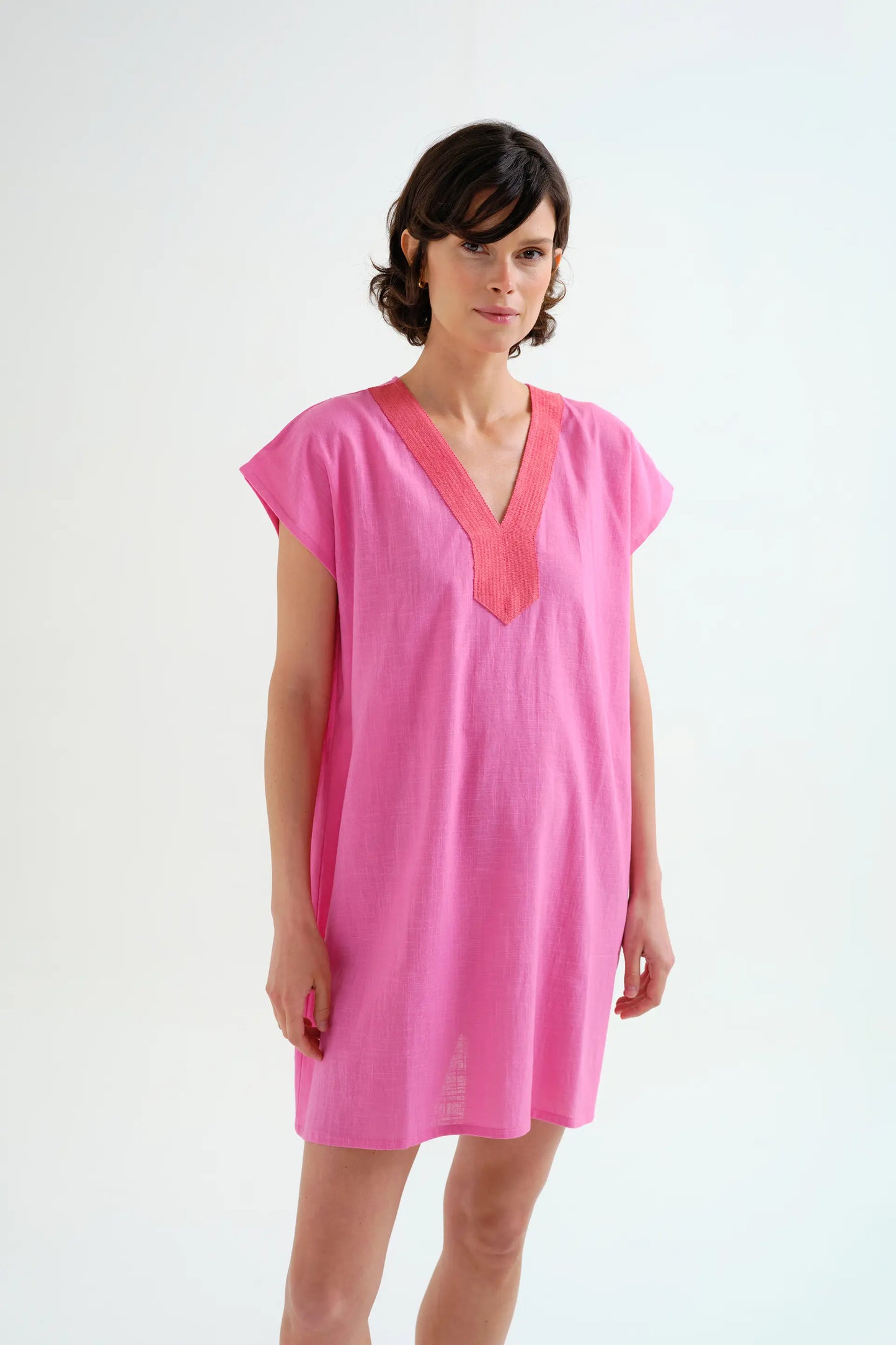 Kaftan corto rosa con escote fucisa