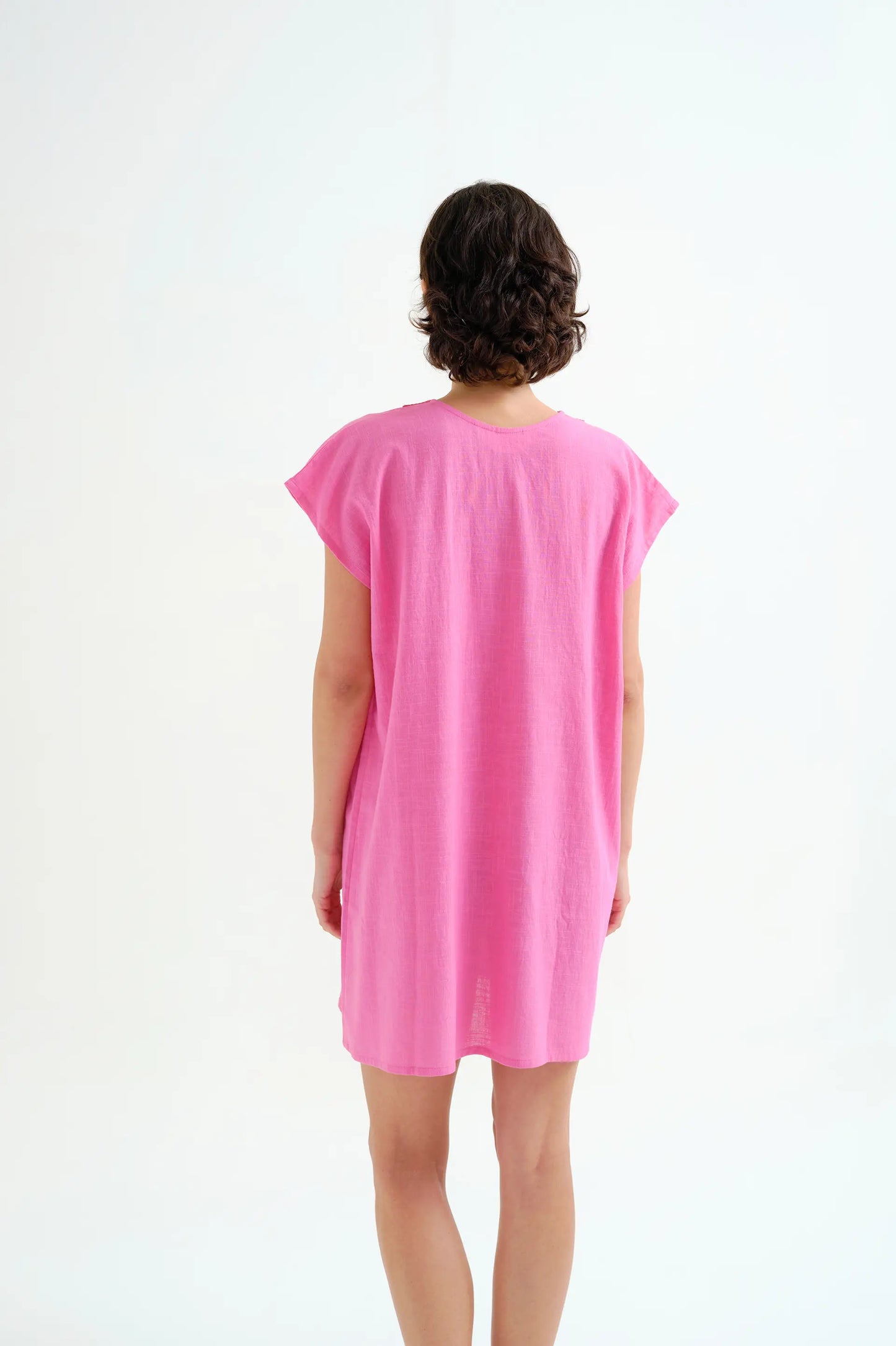 Kaftan corto rosa con escote fucisa