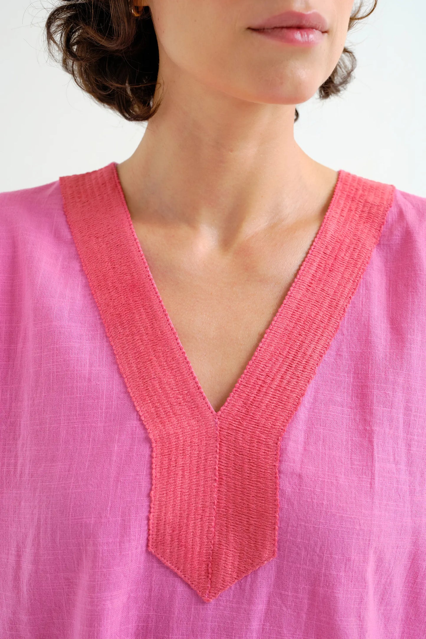 Kaftan corto rosa con escote fucisa