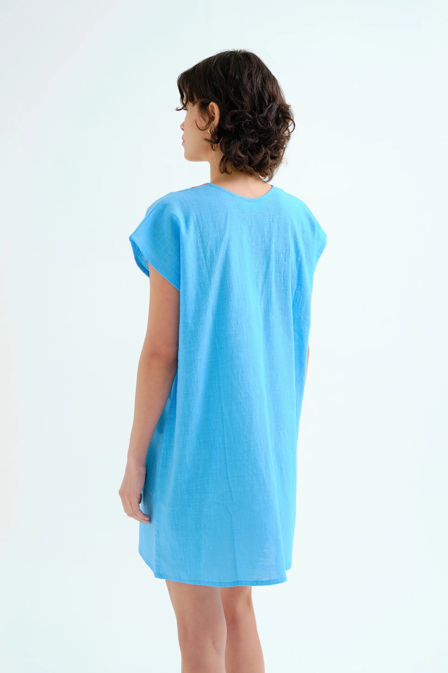 Caftano corto blu con scollatura arancione