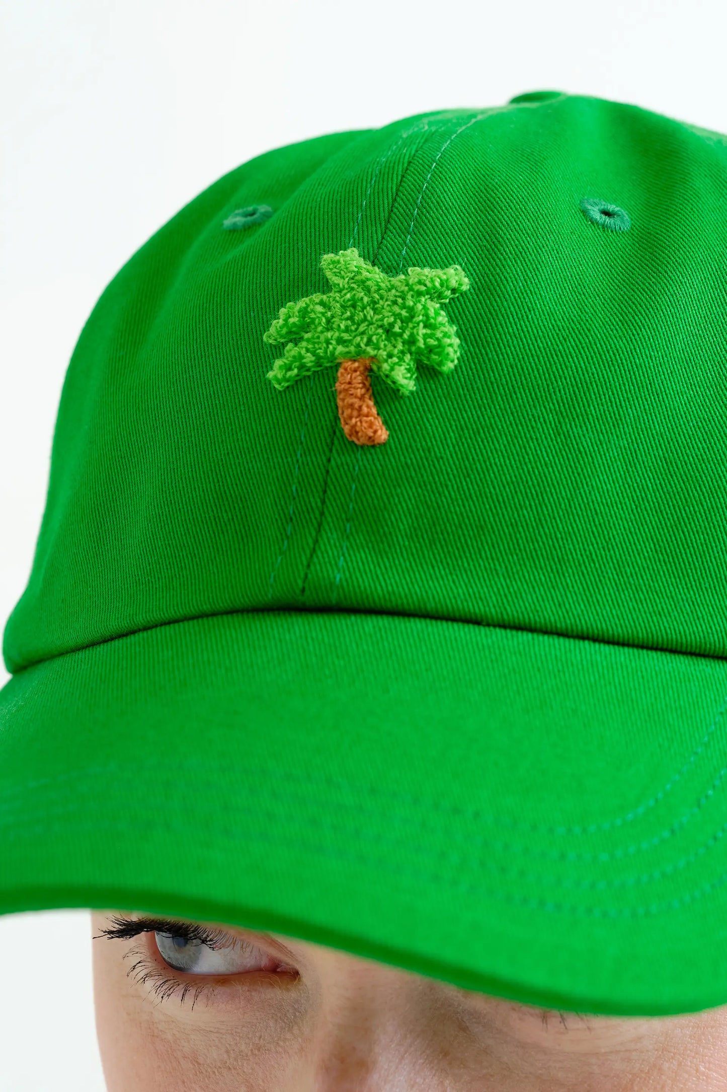 Berretto verde con ricamo di palme