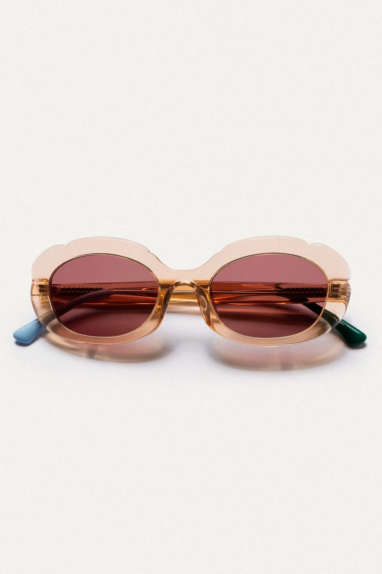 Gafas de sol ambar con punta patillas multicolor verde y azul claro