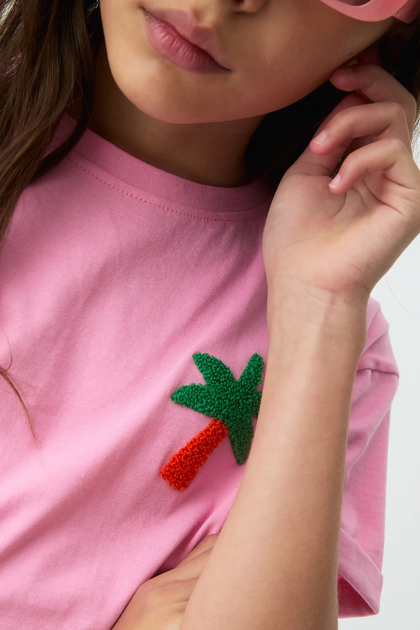 Girl's 100% cotton t-shirt with palm tree patch