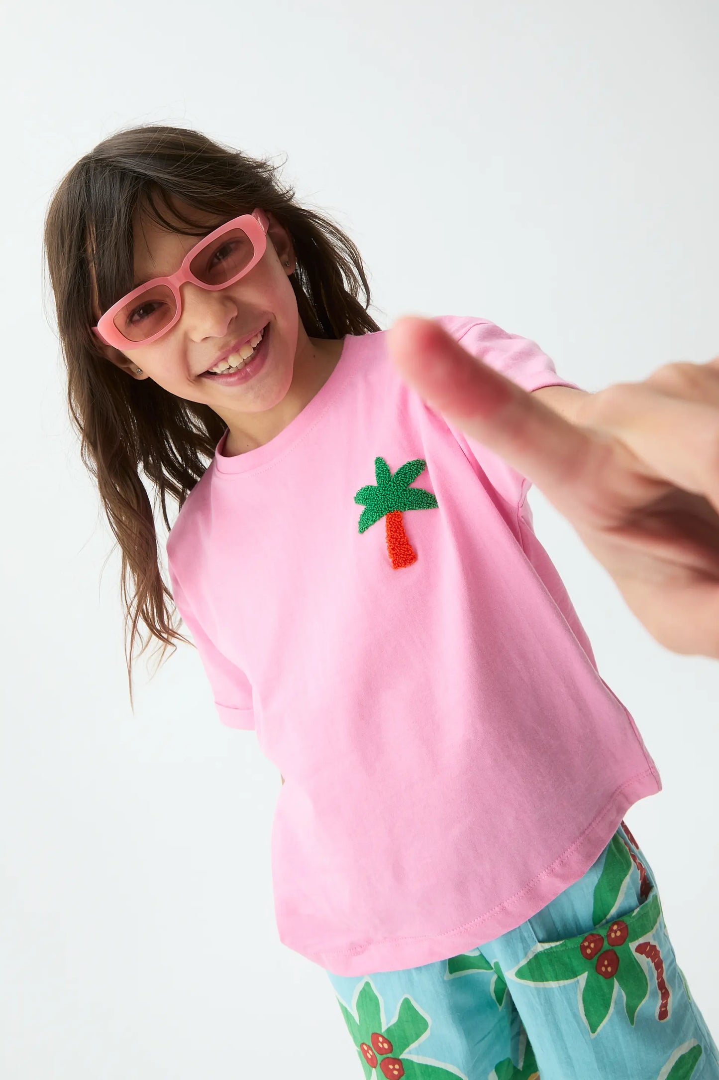 Girl's 100% cotton t-shirt with palm tree patch