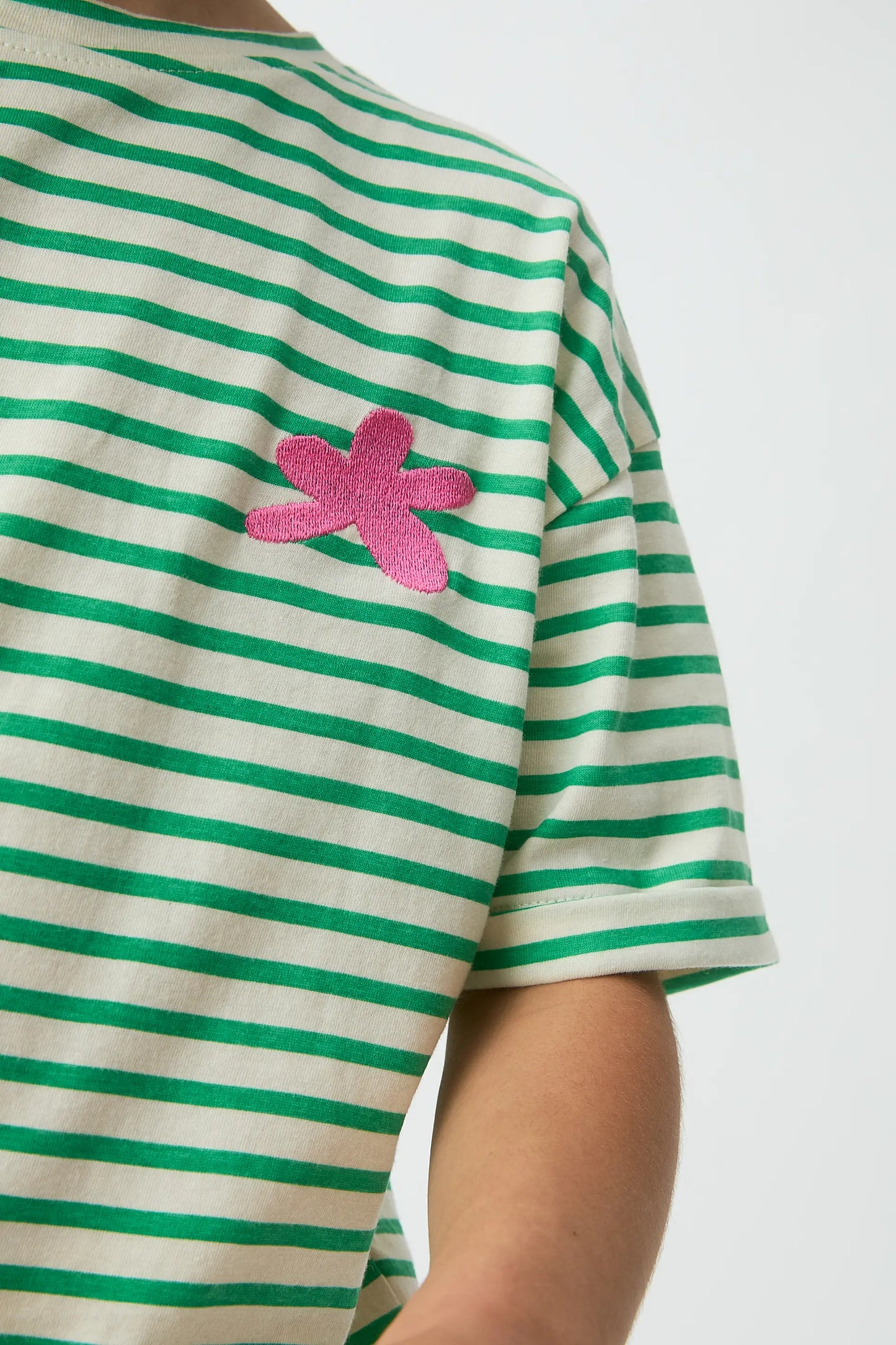 Camiseta de niña 100% algodón con estampado de rayas blanco y verde