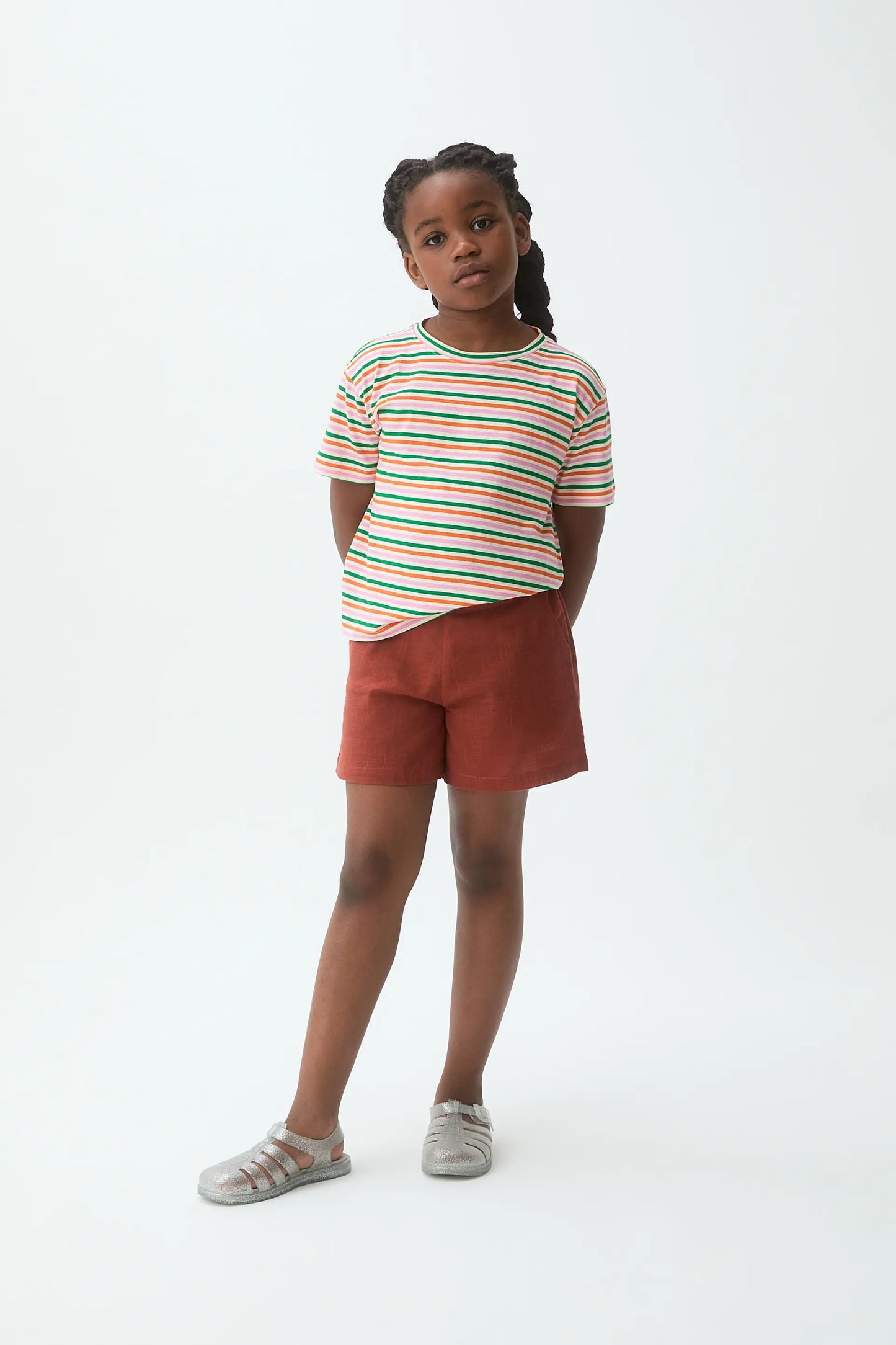 T-shirt da bambina in cotone 100% con speciale stampa a righe multicolori