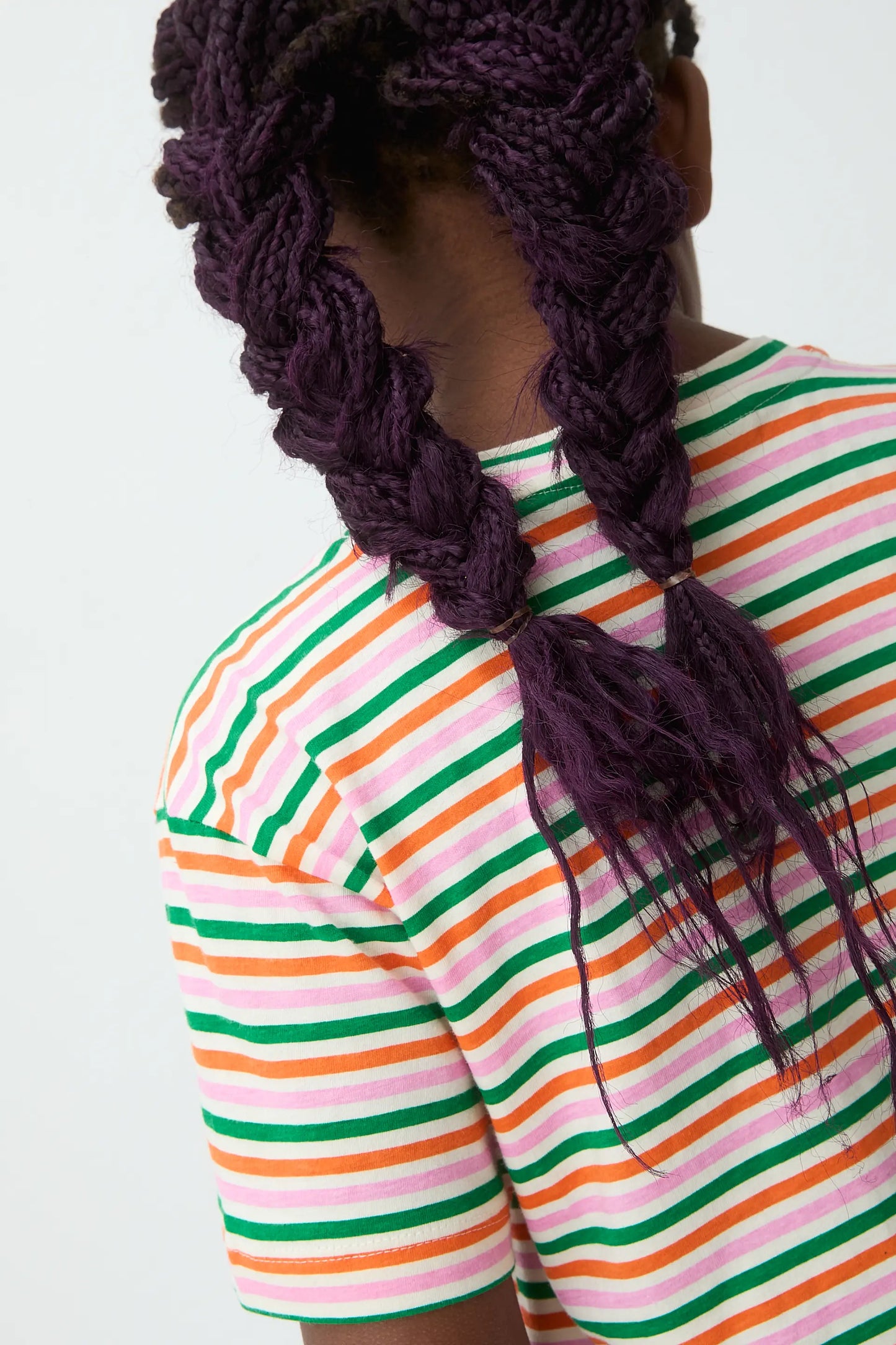 T-shirt da bambina in cotone 100% con speciale stampa a righe multicolori