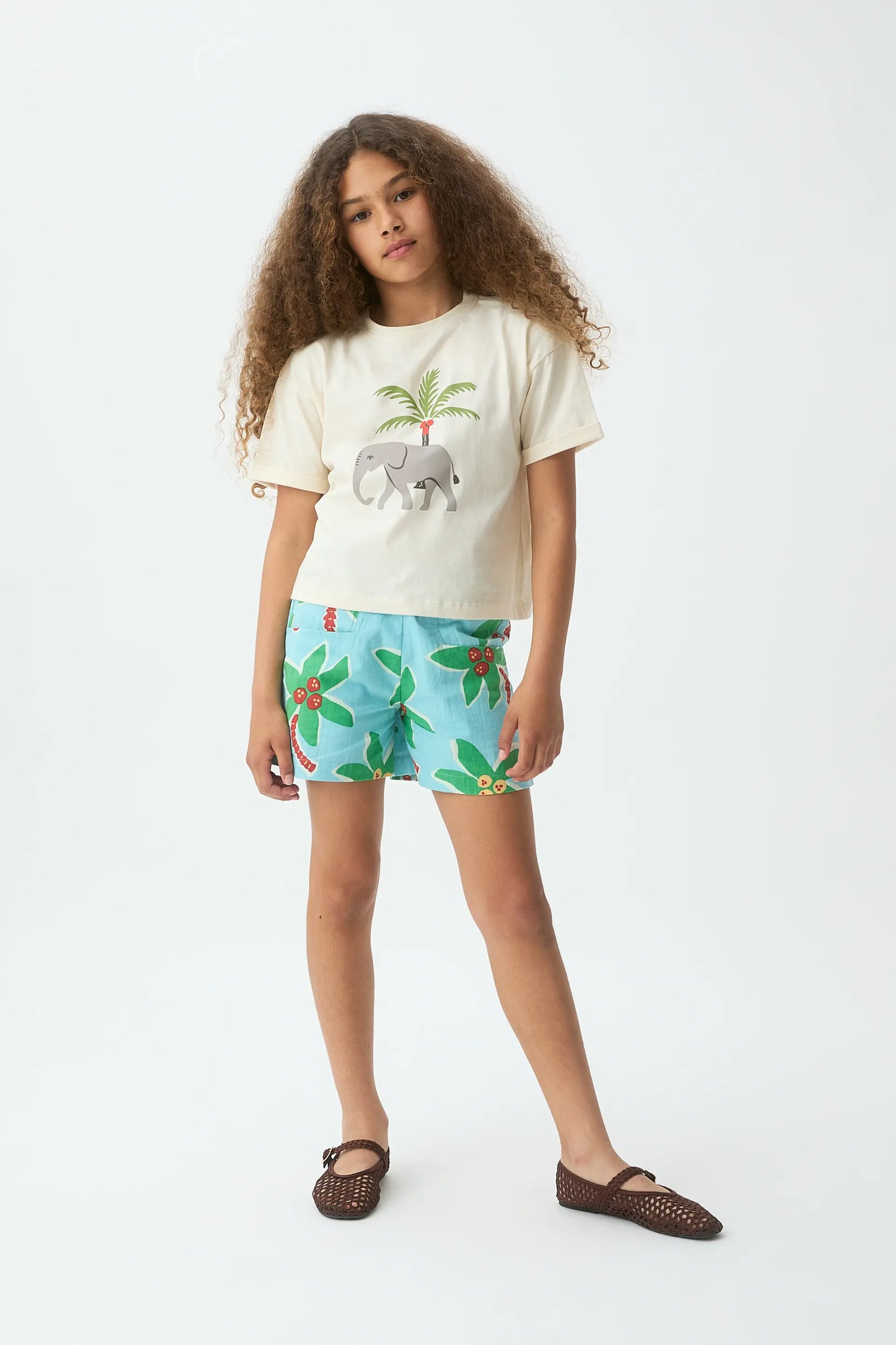 T-shirt da bambina in cotone 100% con stampa di elefanti e palme
