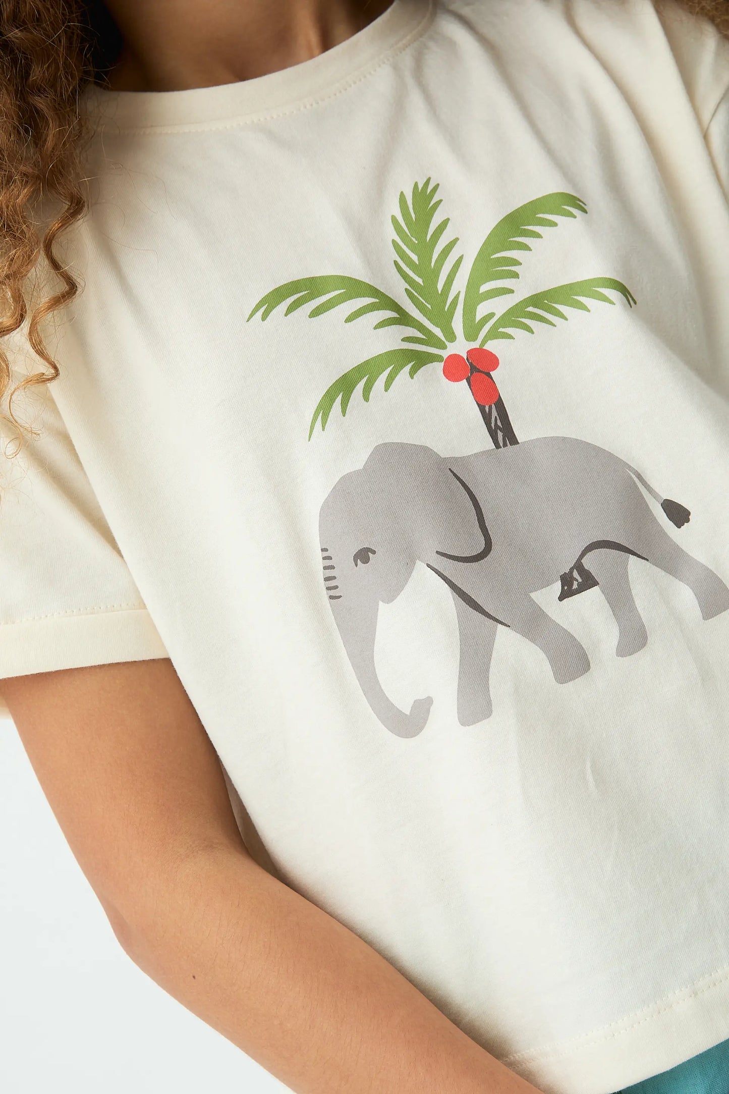 T-shirt da bambina in cotone 100% con stampa di elefanti e palme